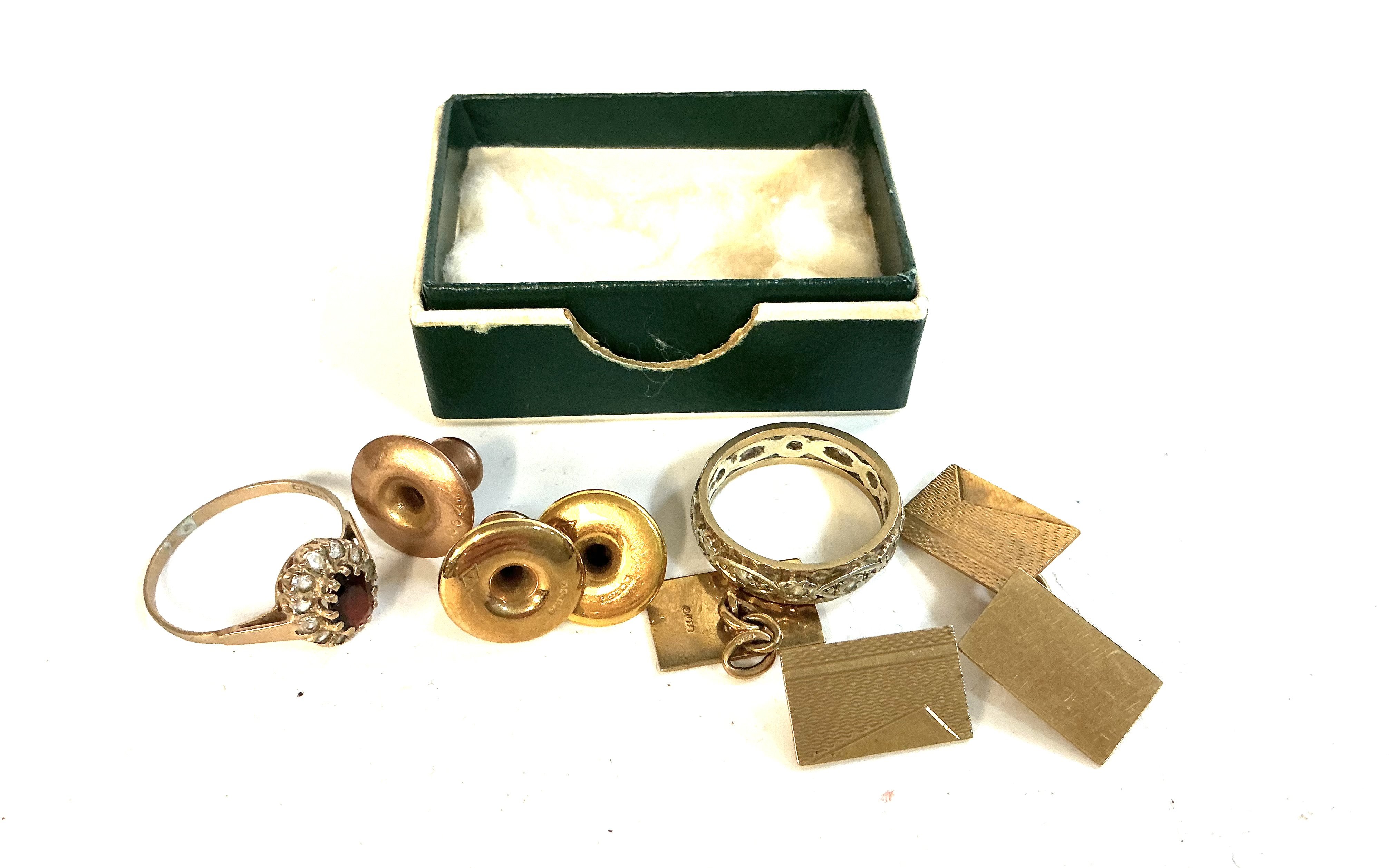 A small mixed lot of 9ct gold jewellery.