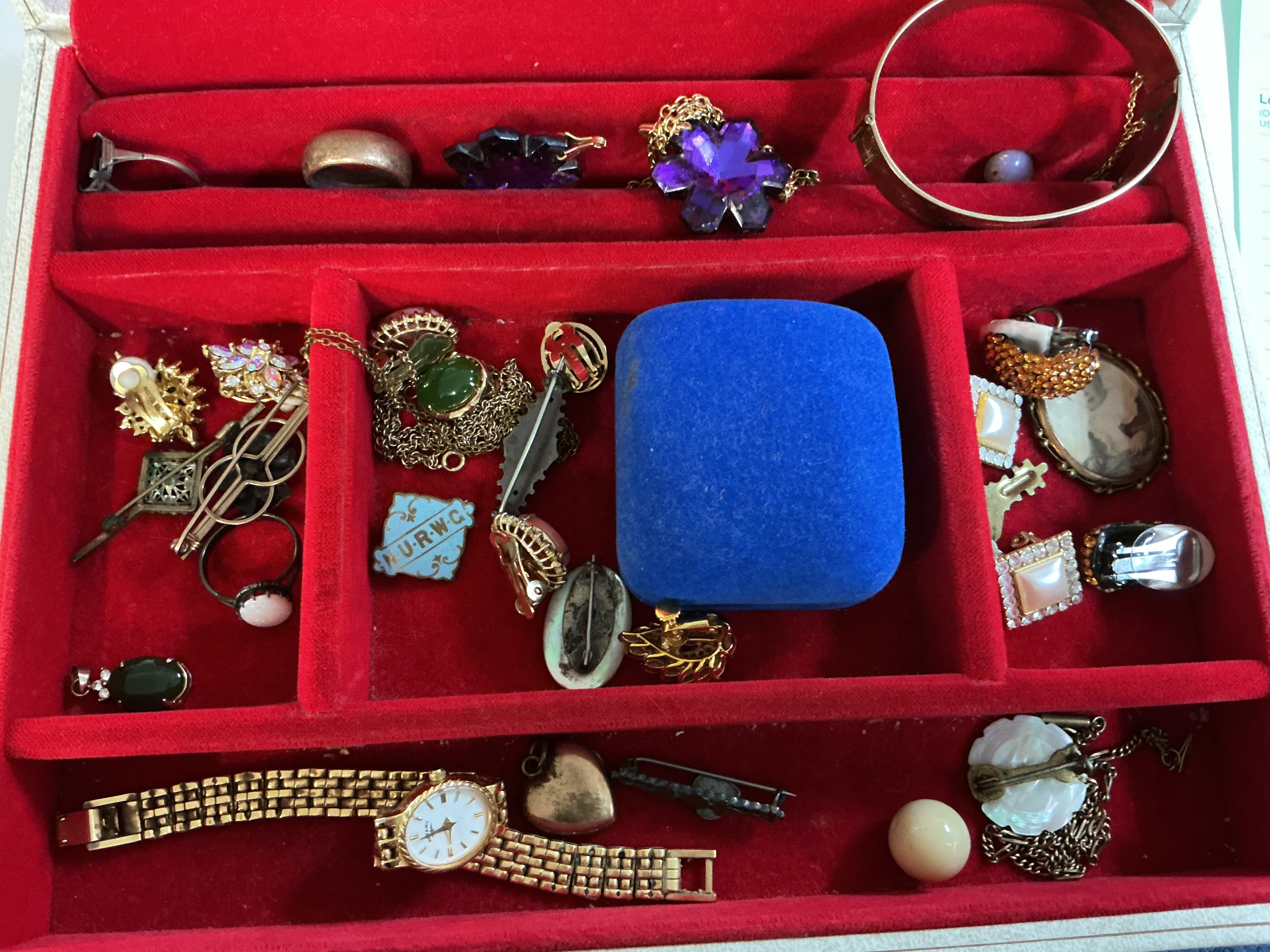 A small mixed collection of costume jewellery