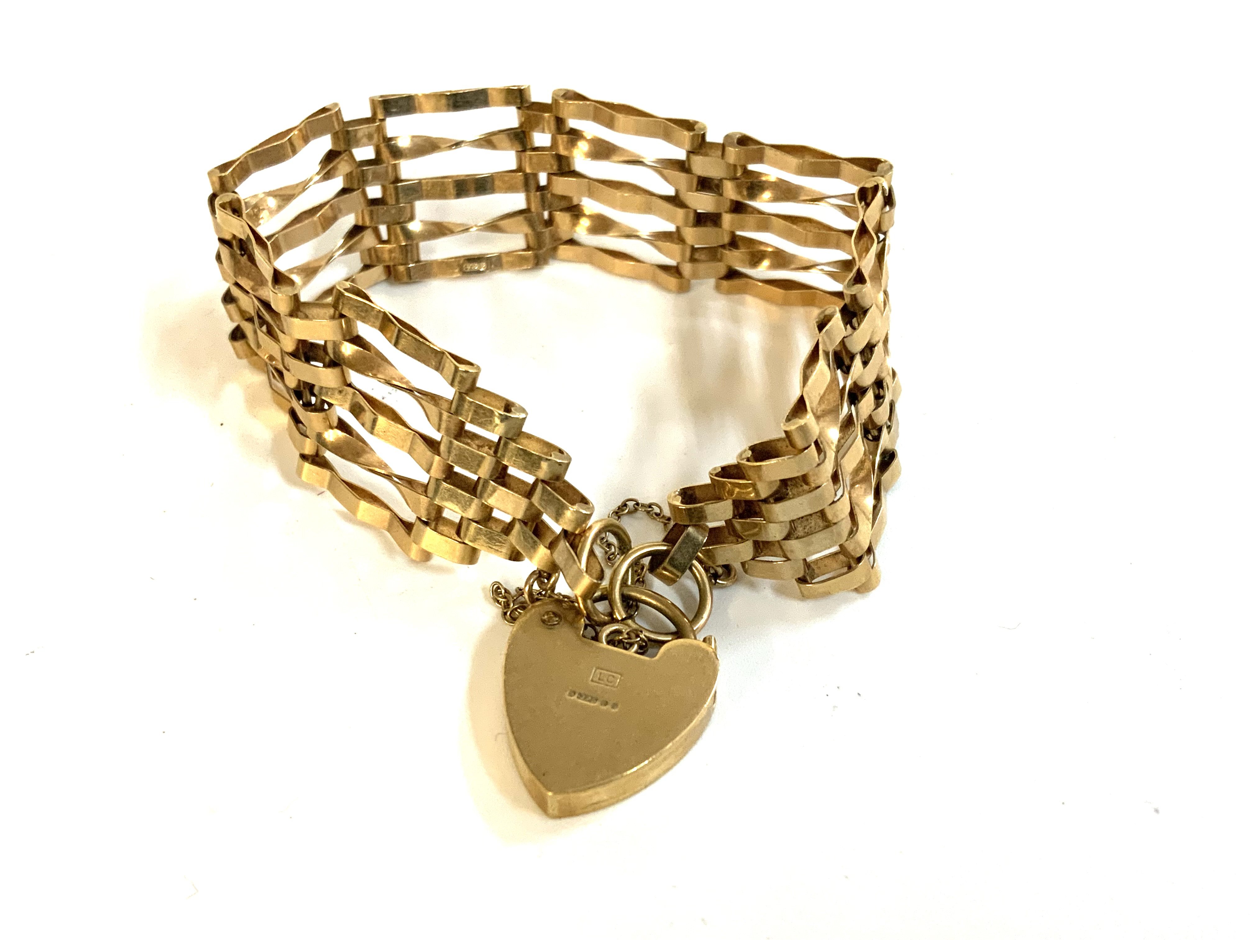 A 9ct gold gate bracelet. (A)