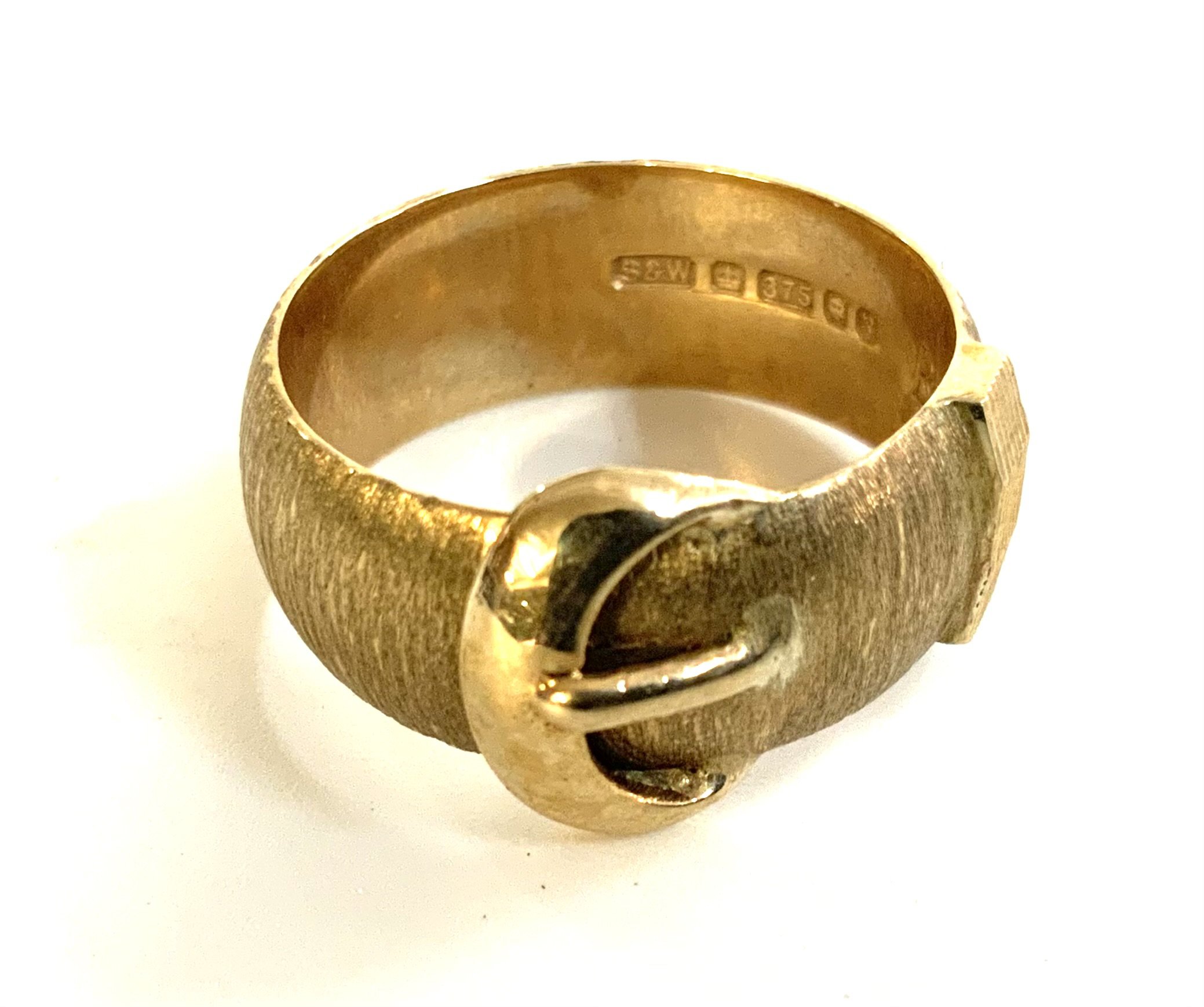 a vintage 9ct gold buckle design ring. Size P (A)