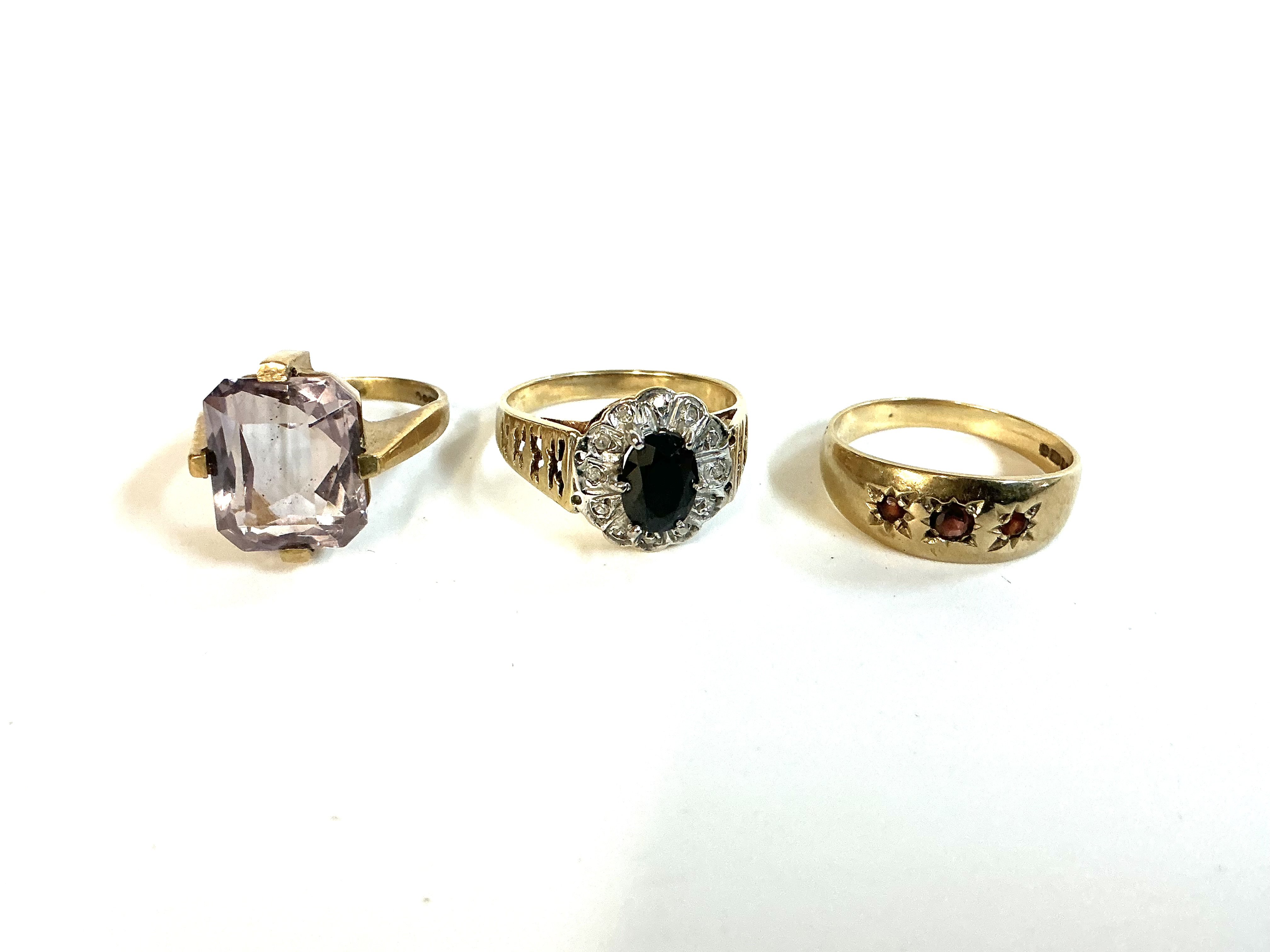 3 gold rings, a 9ct gold and amethyst set ring, 9ct gold sapphire set ring, 3 stone garnet ring (A)