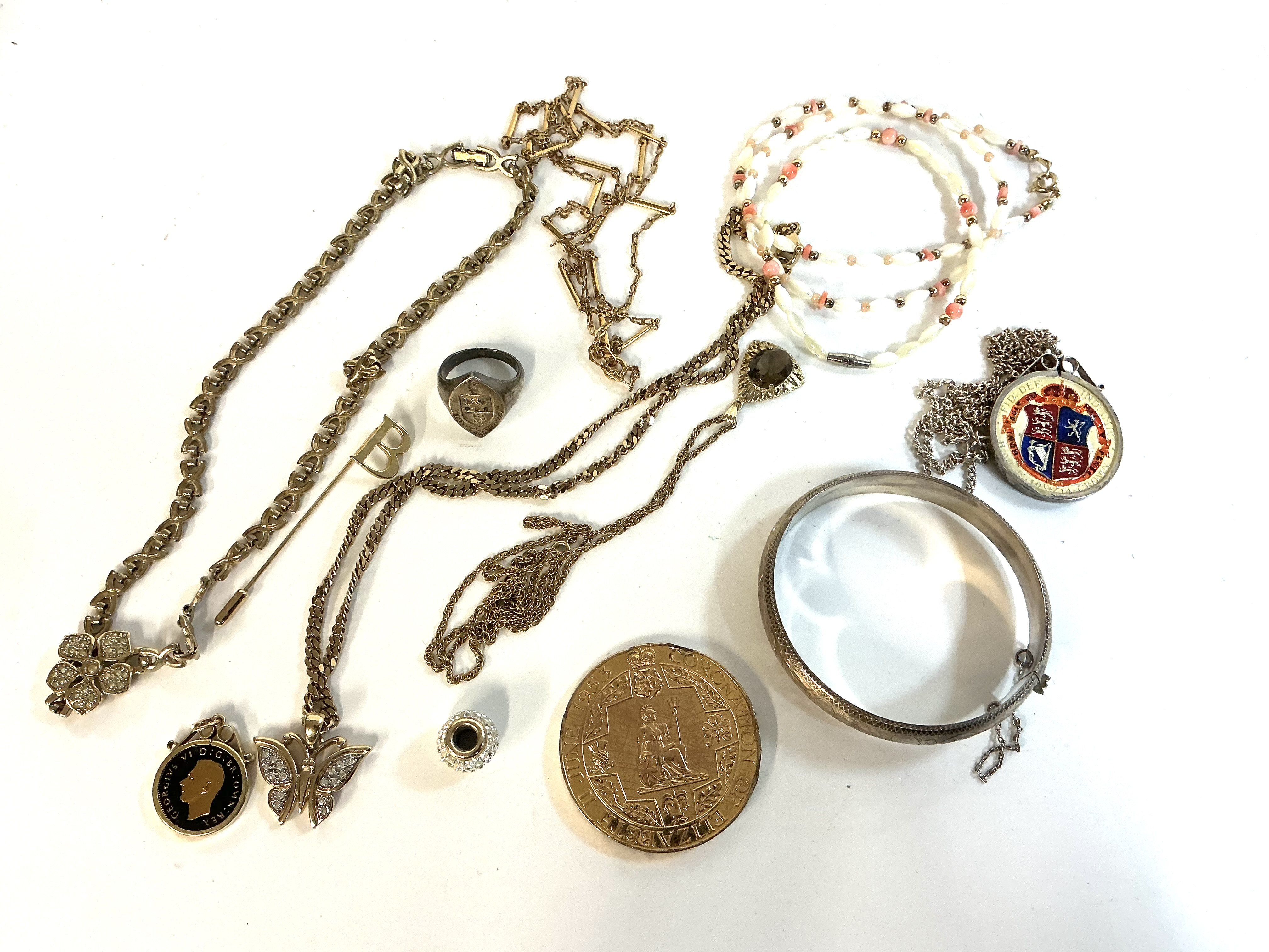 A mixed lot of various costume jewellery.