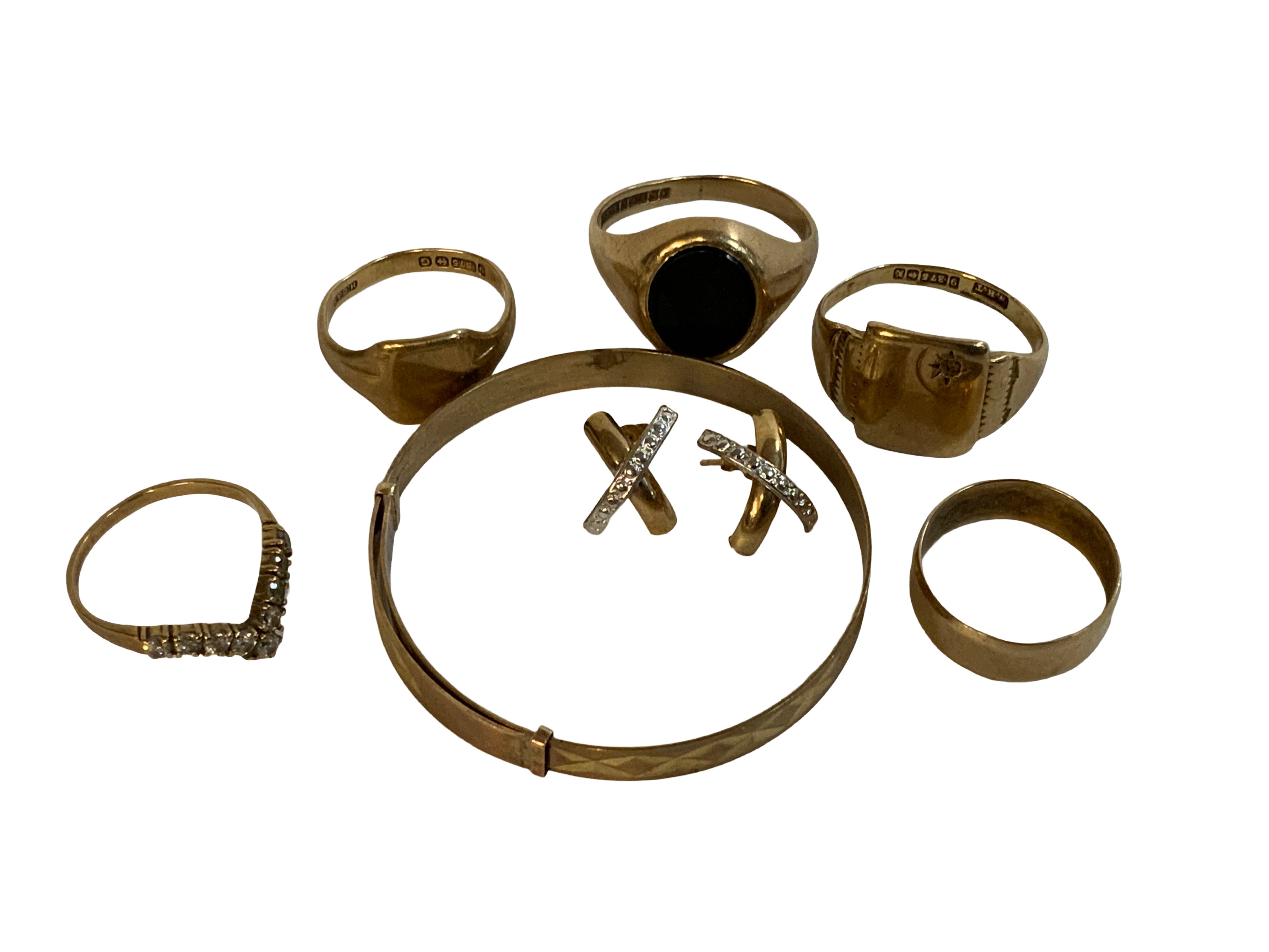 A mixed lot of 9ct gold jewellery to include a gold bangle, 5 gold rings, stud earrings. (A)