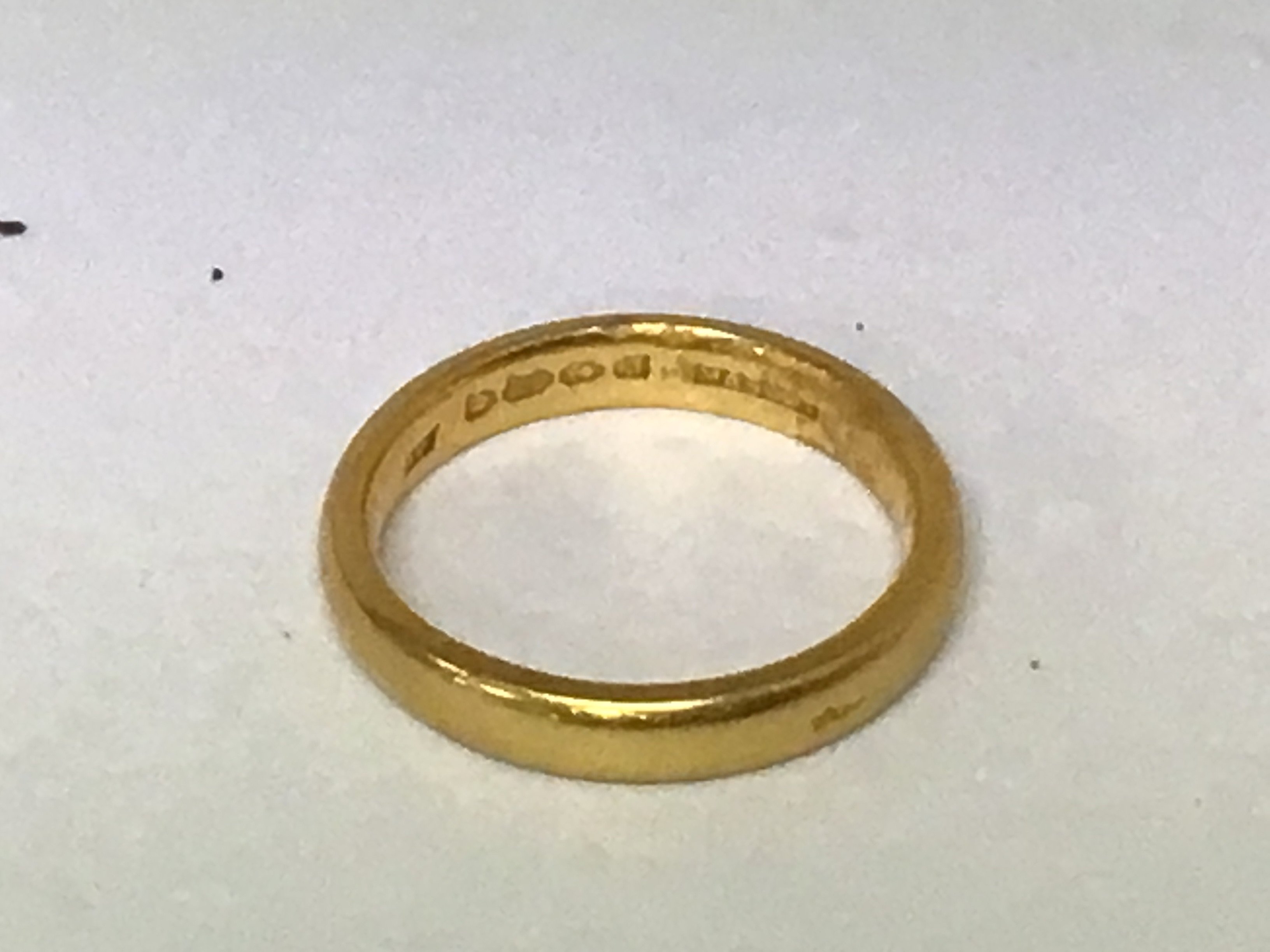 A 22carat gold wedding band. Weight 4.9g