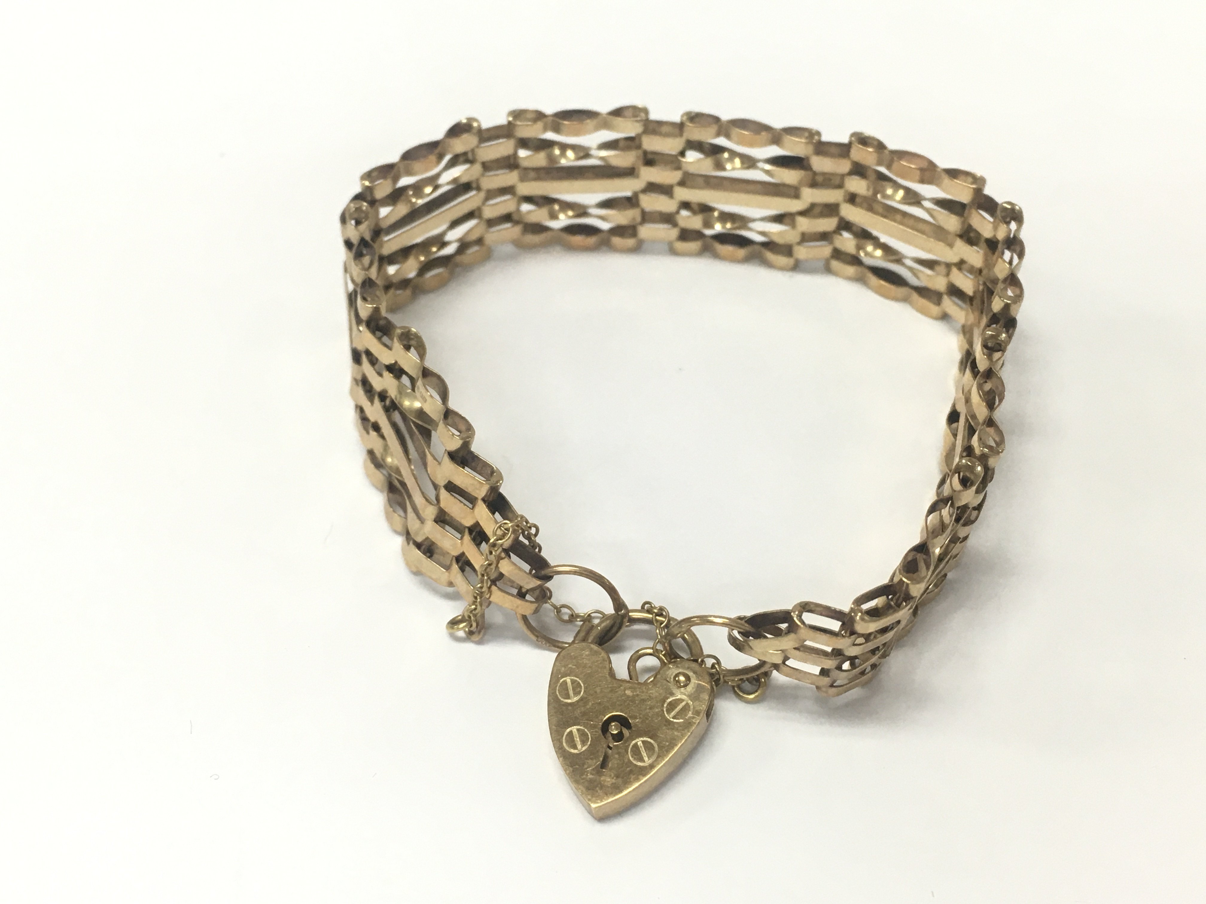 A 9ct gold gate bracelet. 11.84g