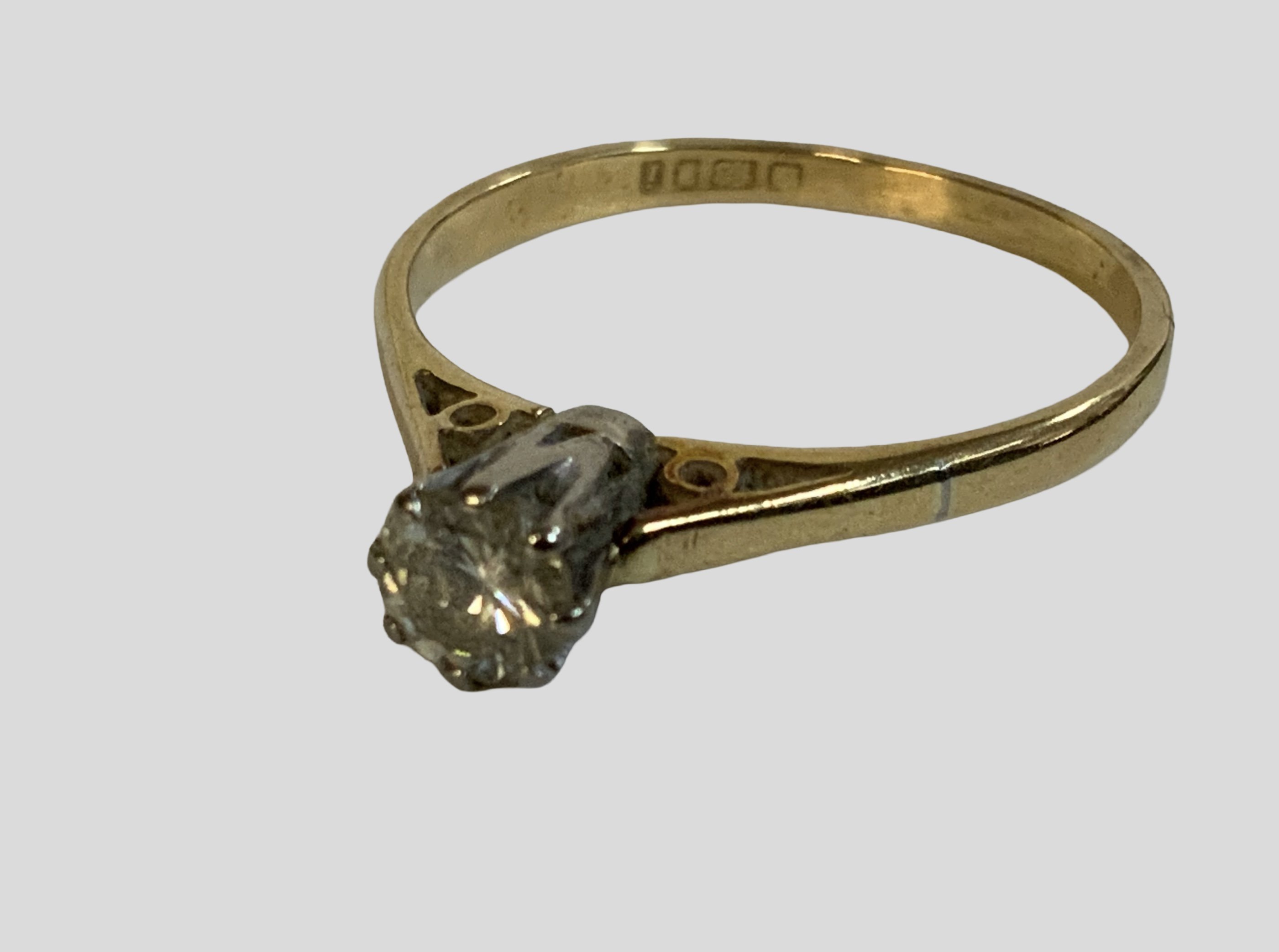 An 18ct yellow gold 0.25ct solitaire diamond ring, Size N (A)