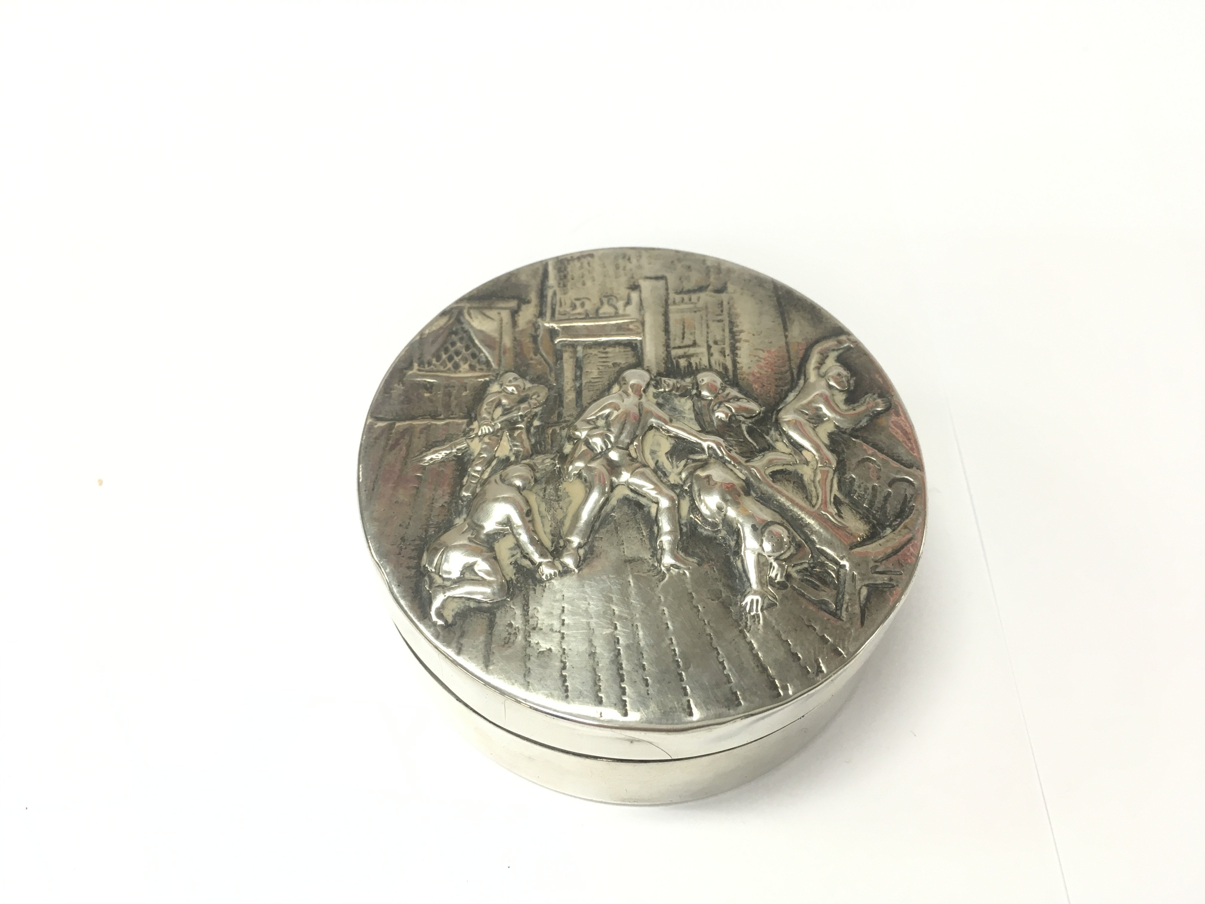 A silver trinket box approximately 7cm diameter 79.60g