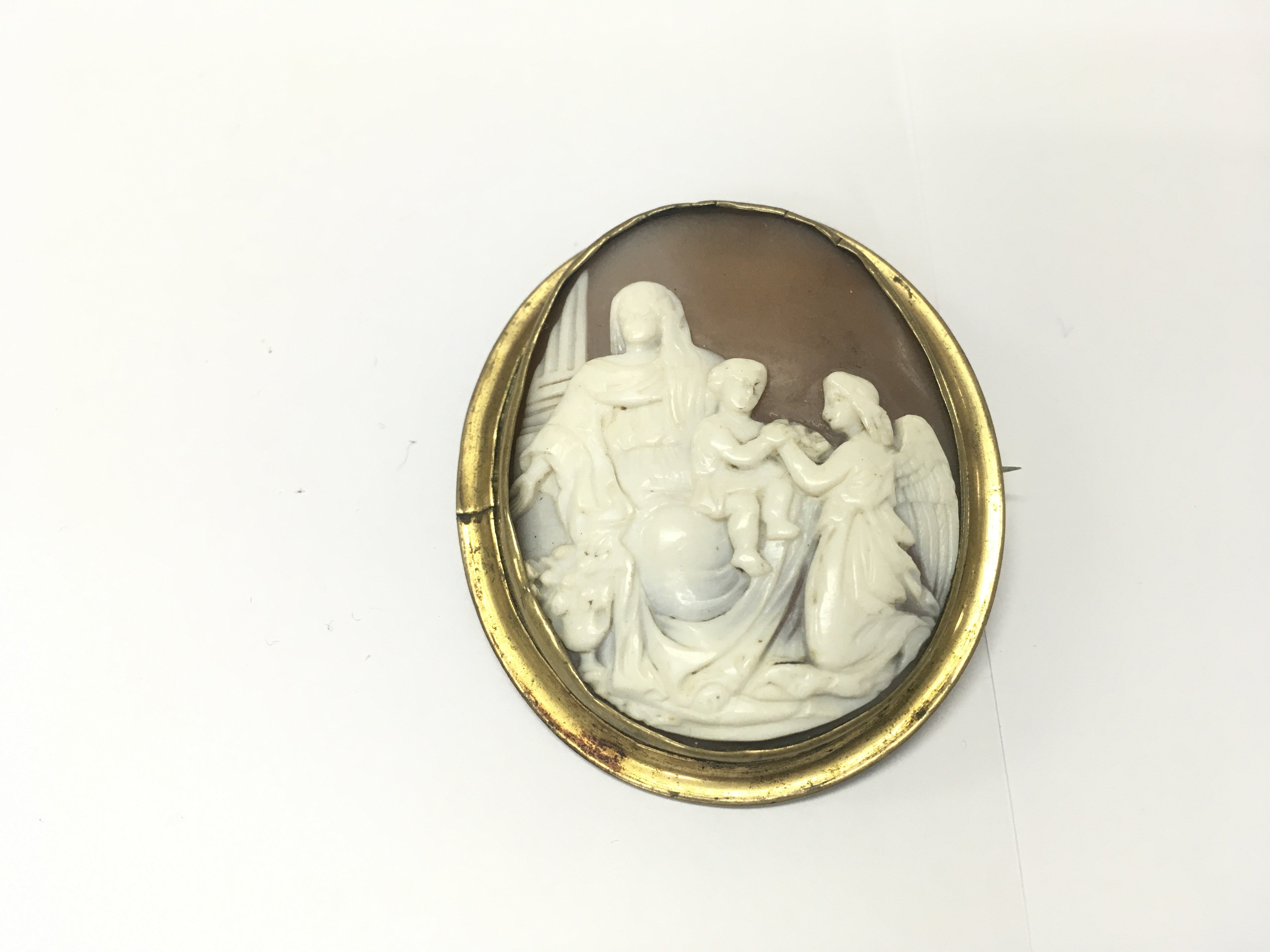 A vintage cameo brooch. Approximately 50mm diameter