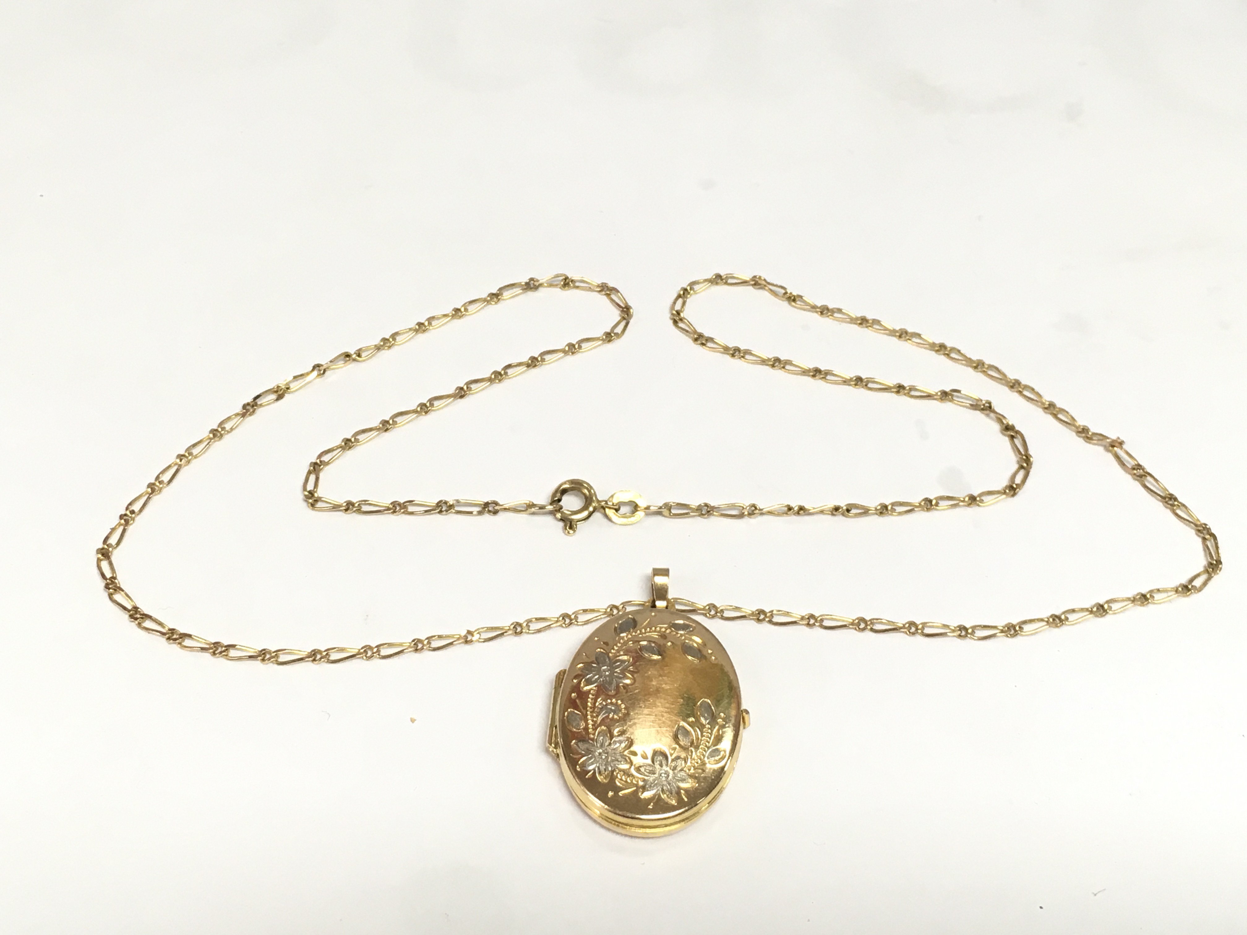 A 9ct gold locket on a 9ct gold chain, total approx weight 7g. Shipping category A.