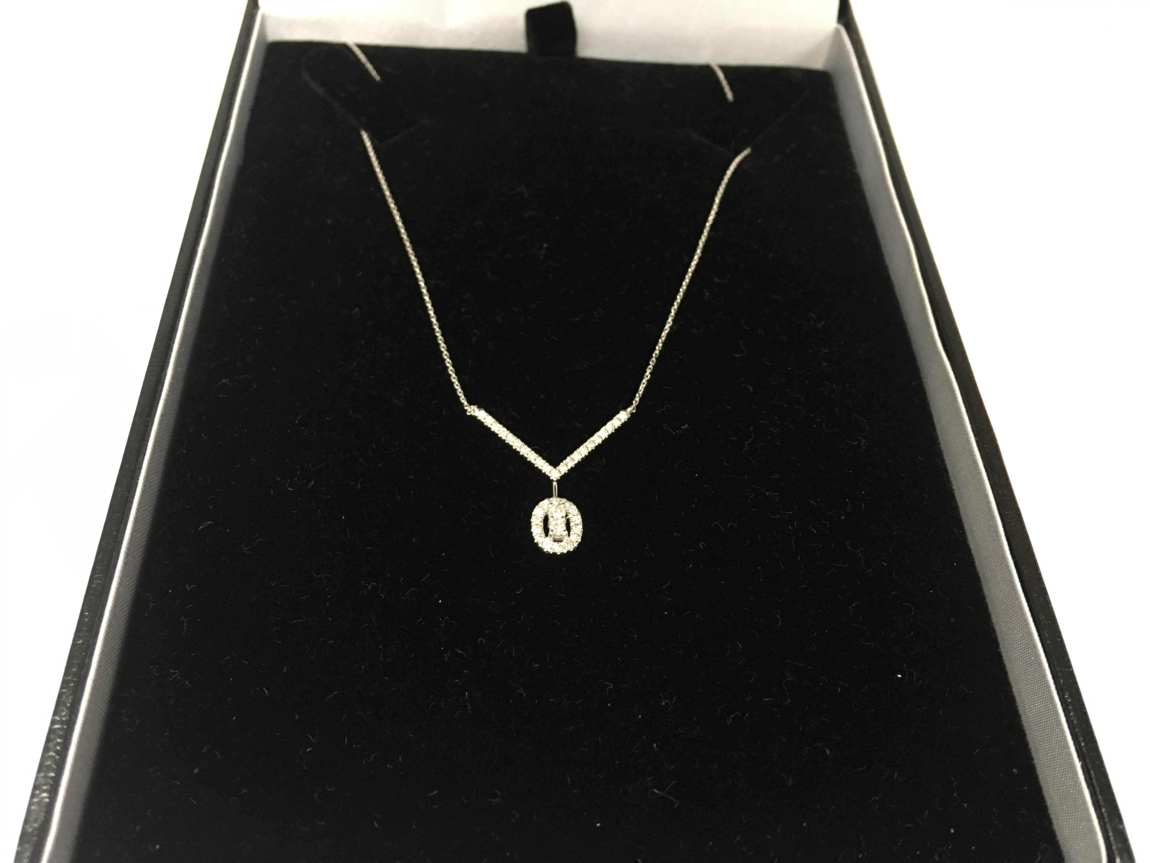 A 14ct white gold diamond necklace. Approximately 2.40g Postage B
