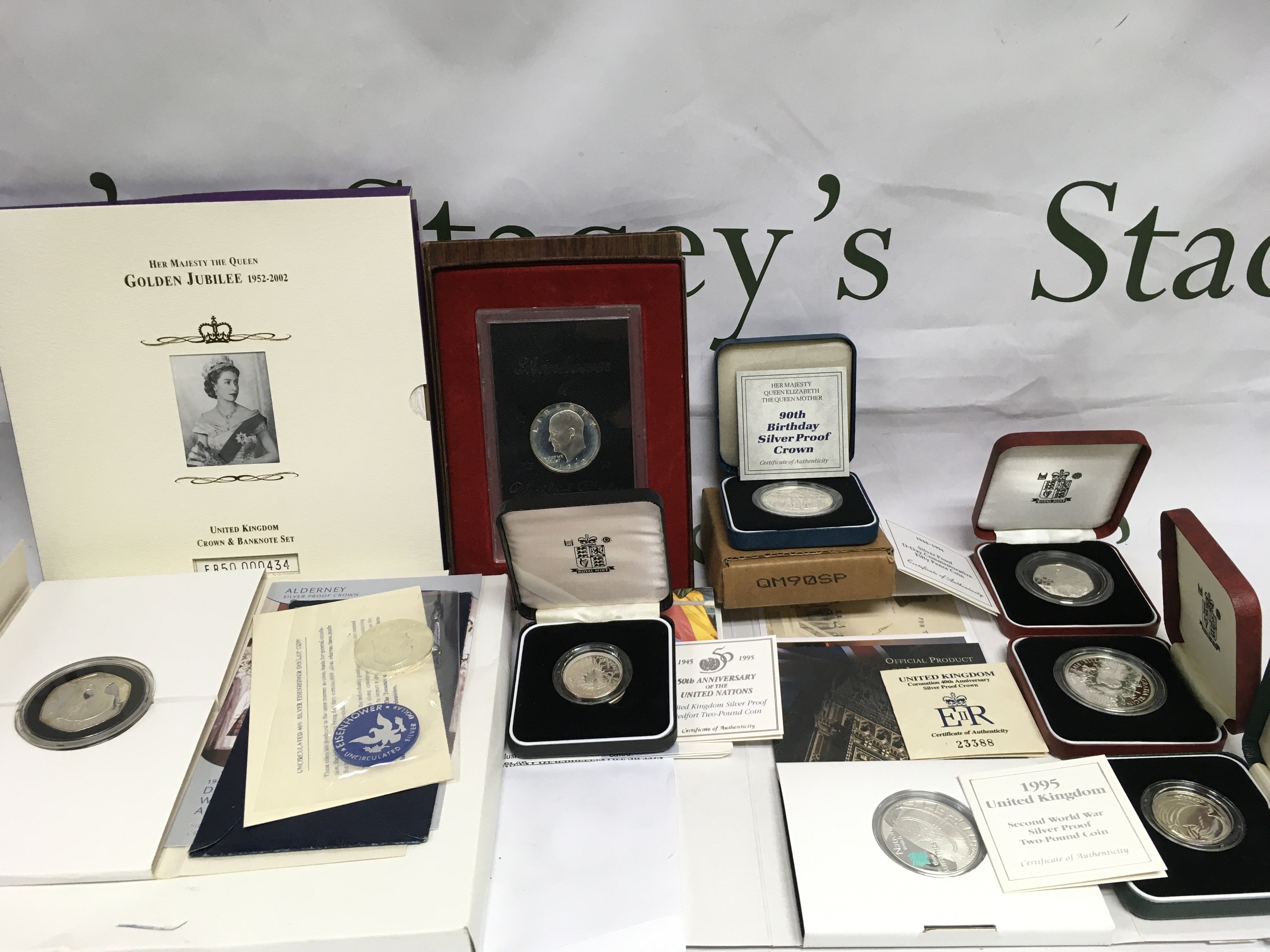 A mixed collection of cased Commemorative silver coinage comprising various &#20132662755 and &#20132662752 coins. Shipping category