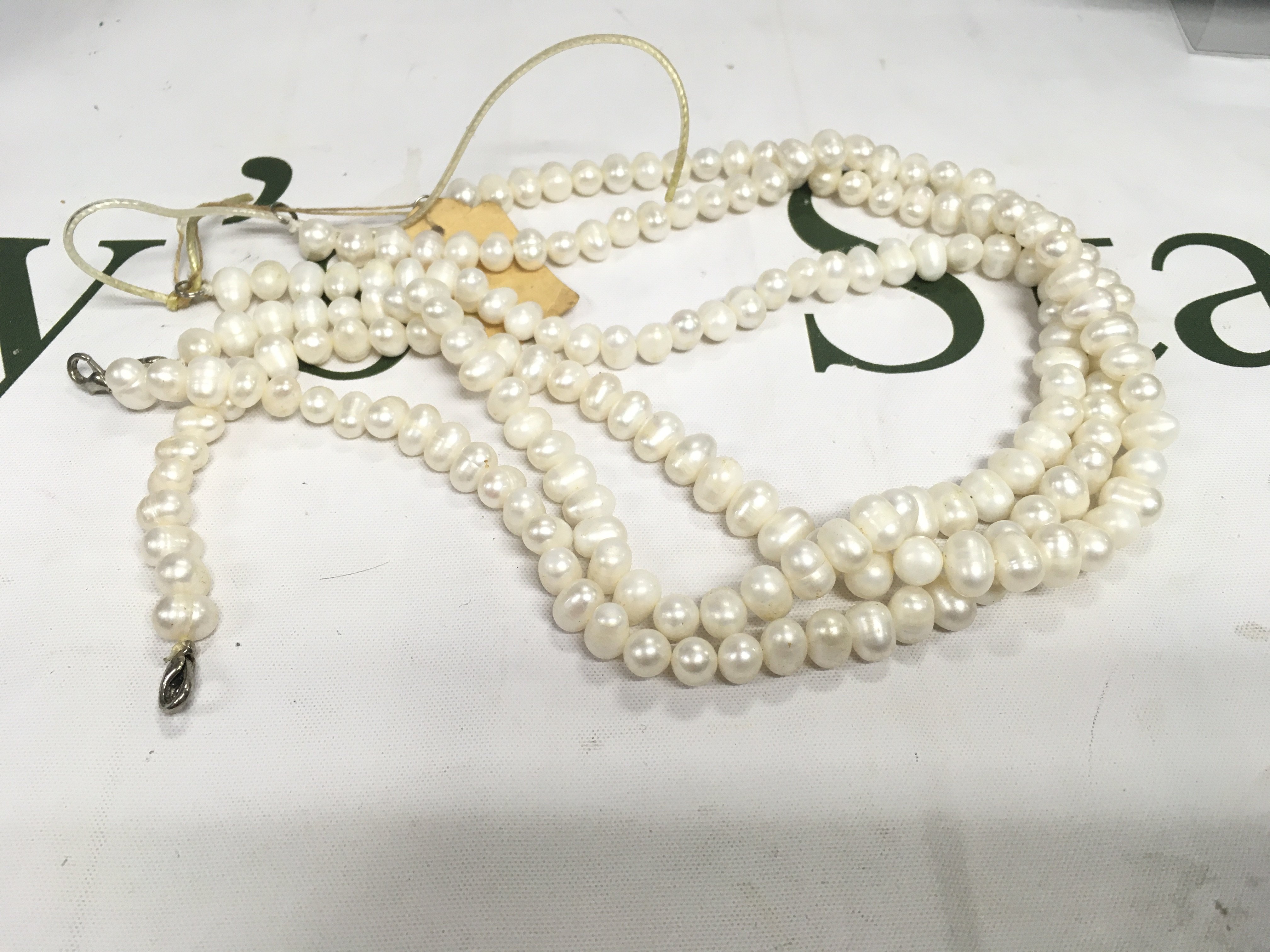 Three 18&#2013266057۝ cultured Pearl necklaces.