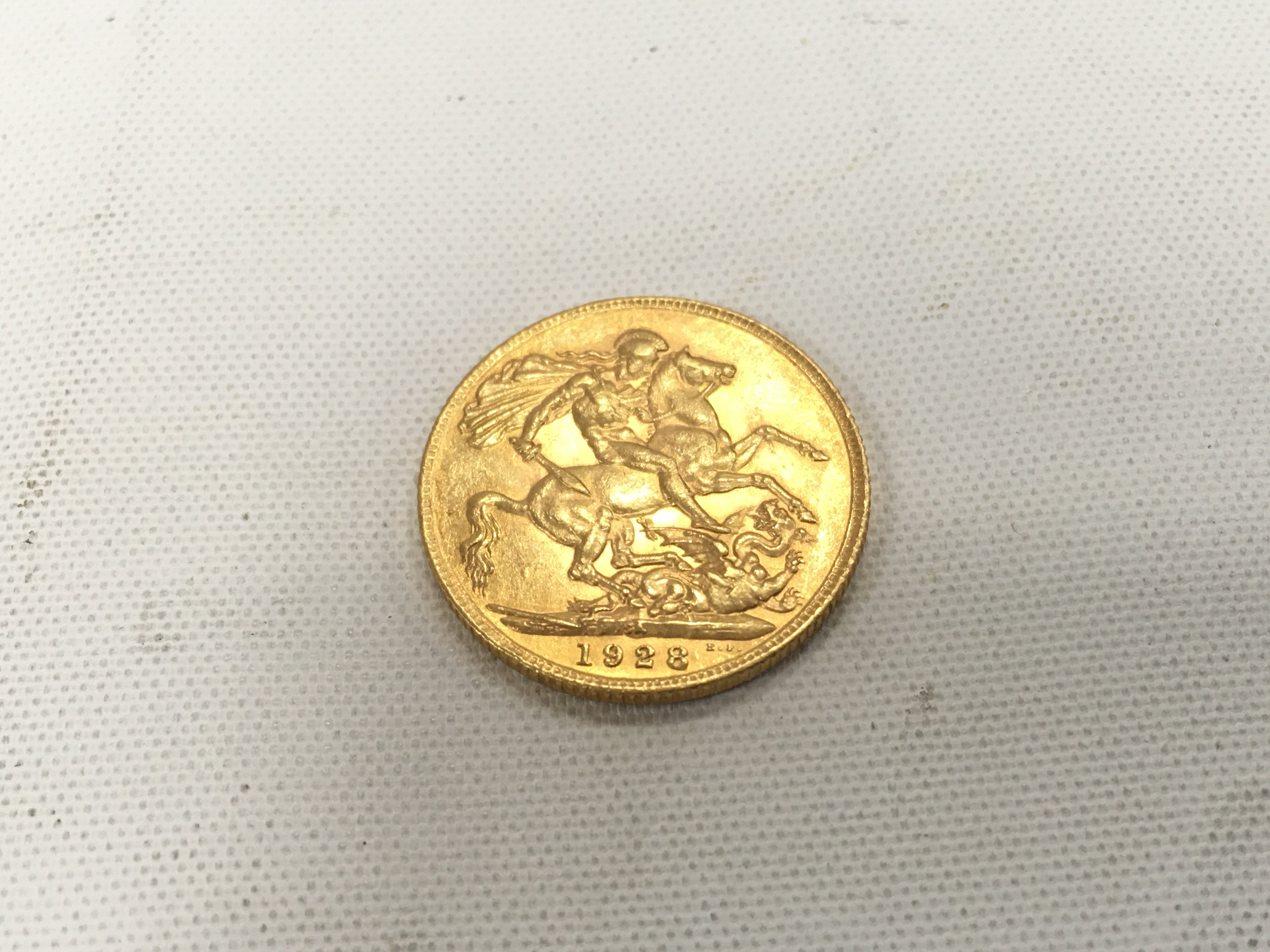 A 1928 full sovereign. Approx weight 8.00 grams