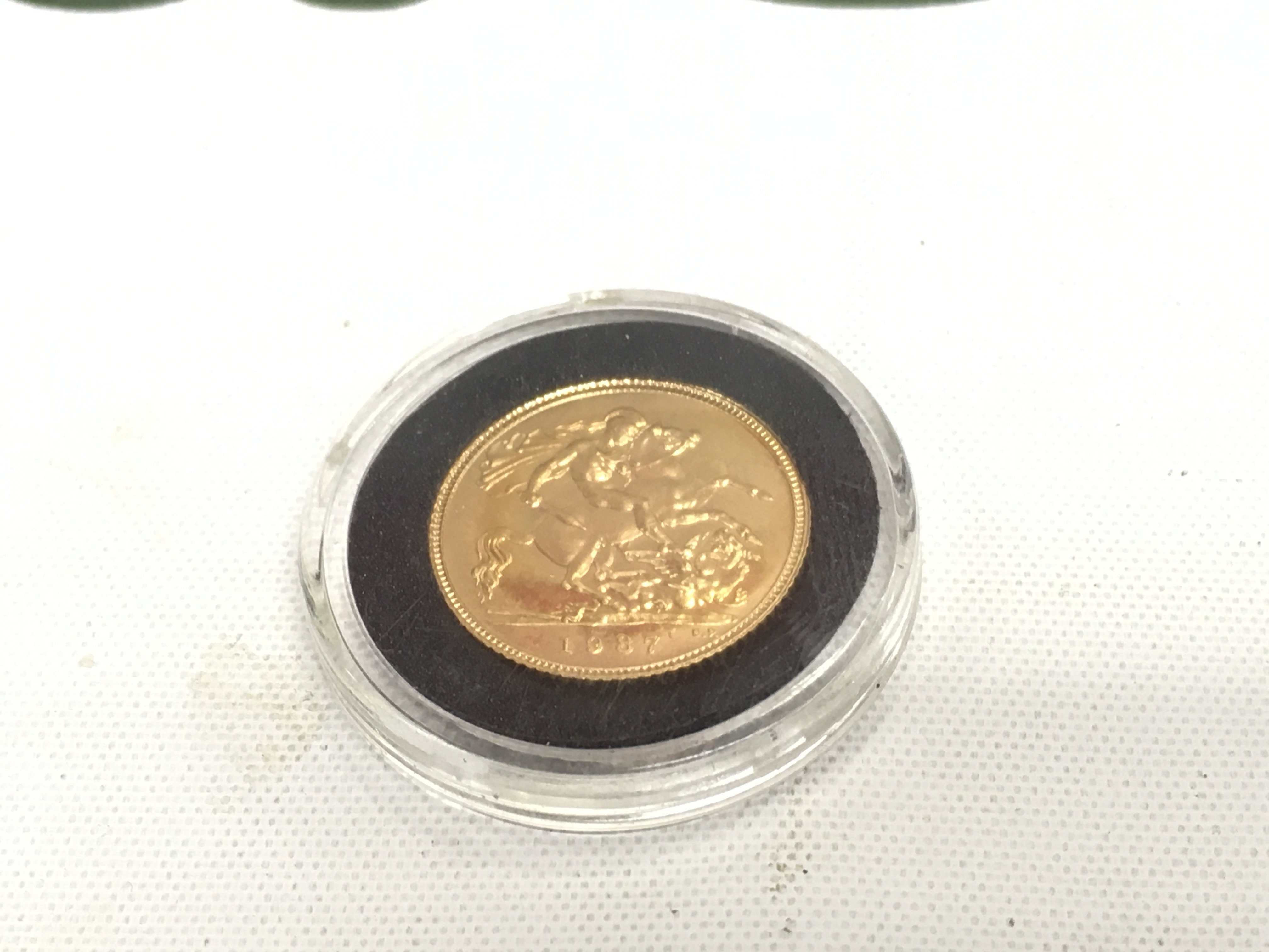 A 1987 cased half sovereign. Approx weight 4.00 grams.