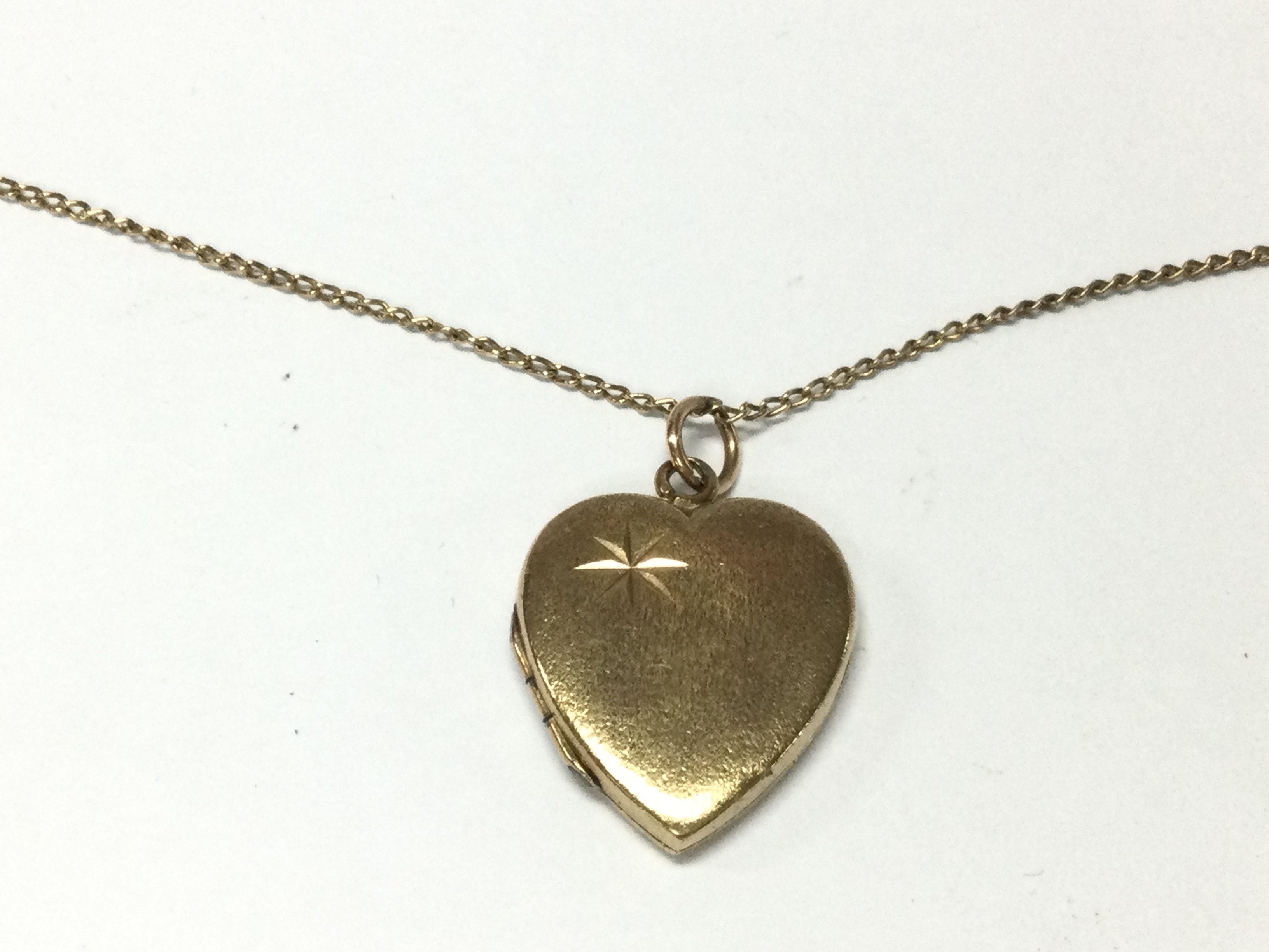 A 9ct gold heart pendant and chain. 7.75g