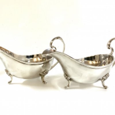 A matching pair of heavy quality hallmarked sterling silver gravy boats, with marks for Cooper Brothers & Sons Ltd, Sheffield 1971. Approximately 650g.