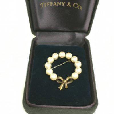 A boxed and fully hallmarked Tiffany & Co 18ct gold and pearl brooch, approx 6.7g. Shipping category A.
