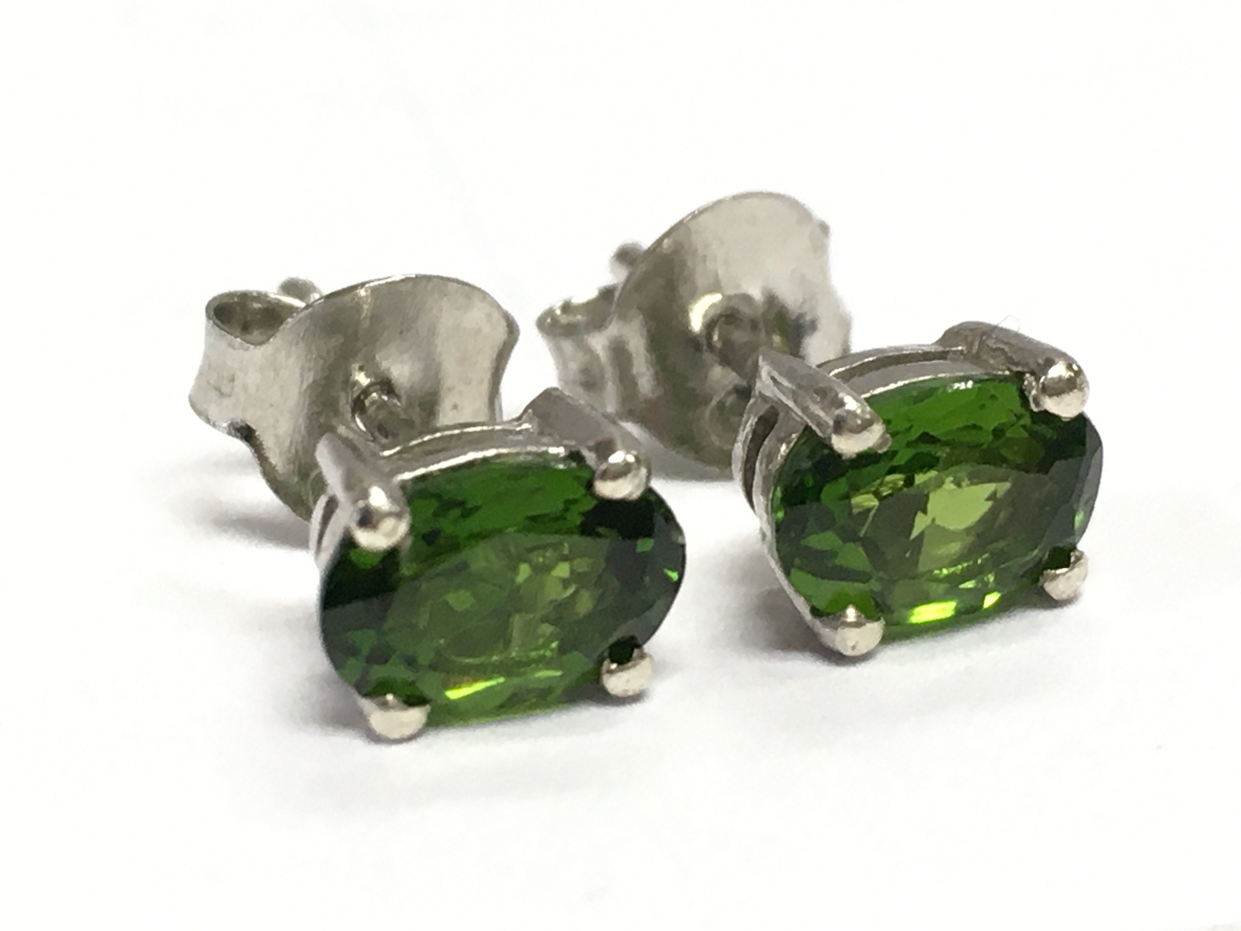 A pair of chrome dropside studs in silver 