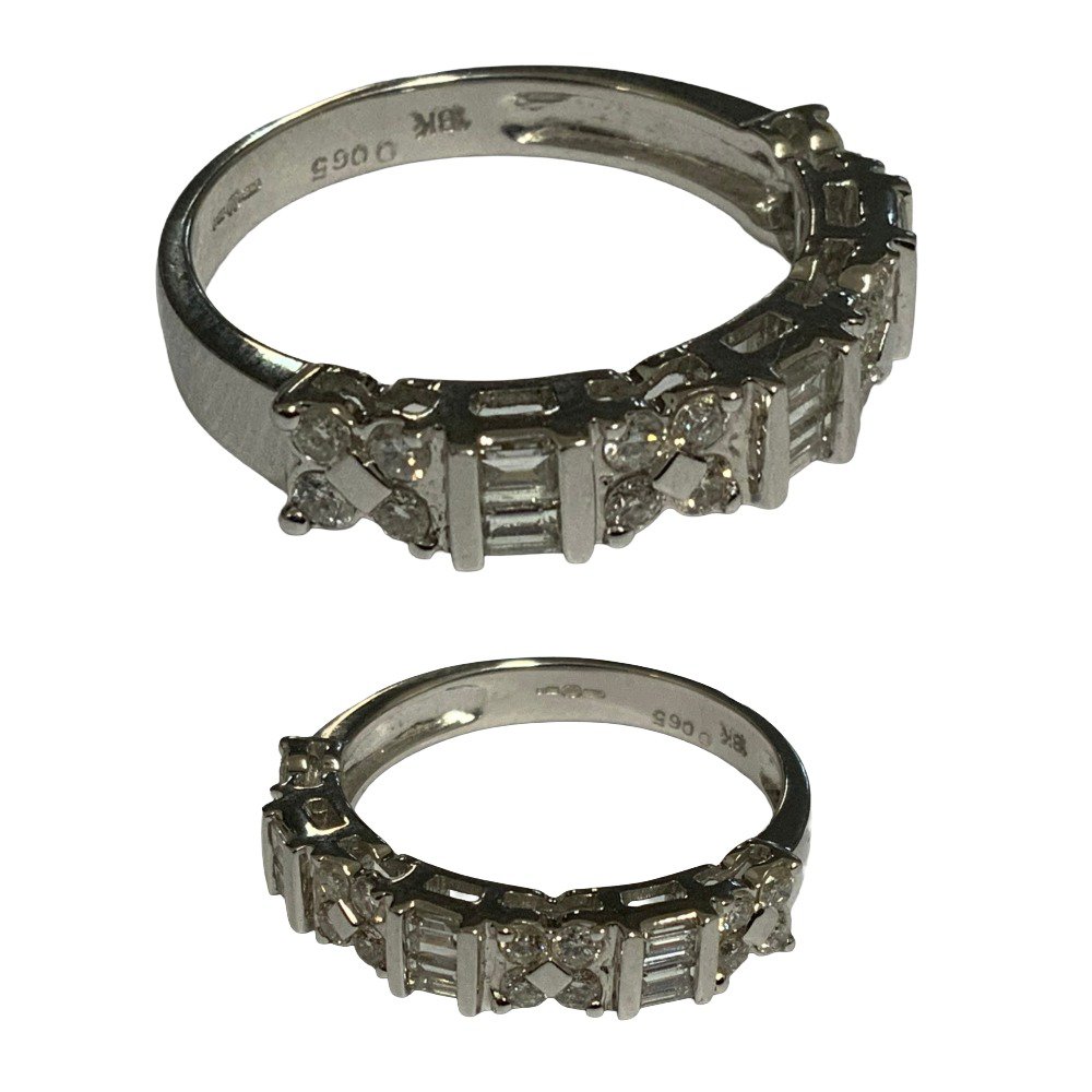 An 18ct white gold illusion set ring with a pattern of baguette and brilliant cut diamonds. N.