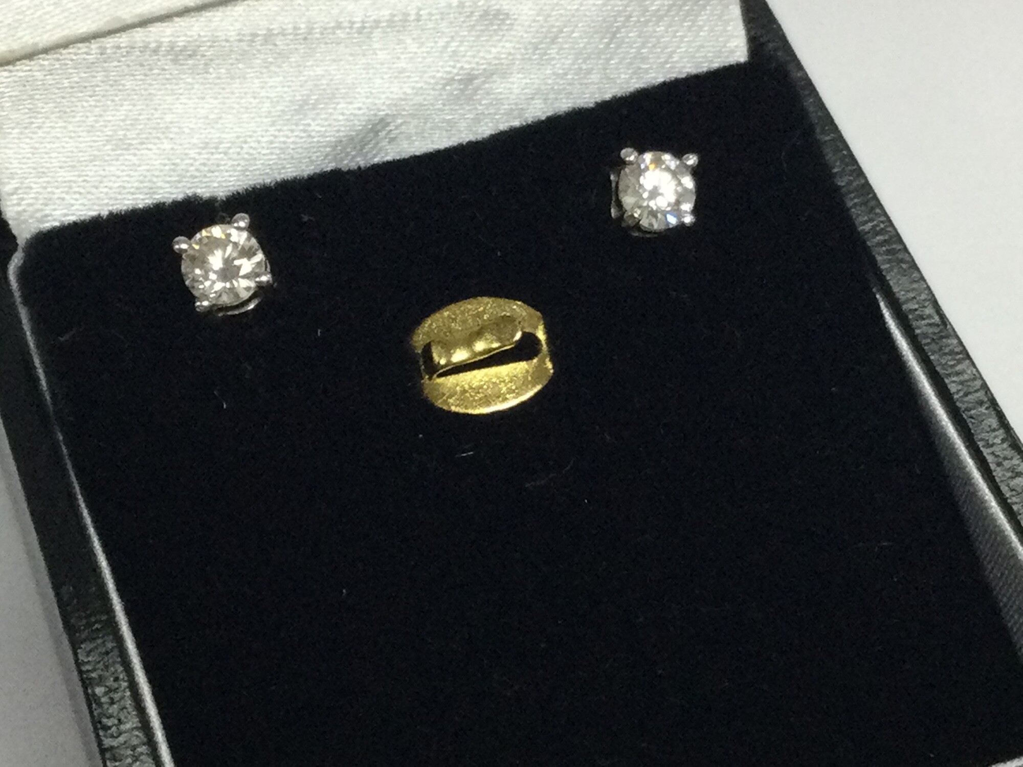 A 14ct white gold diamond studs, 1.2g total weight.