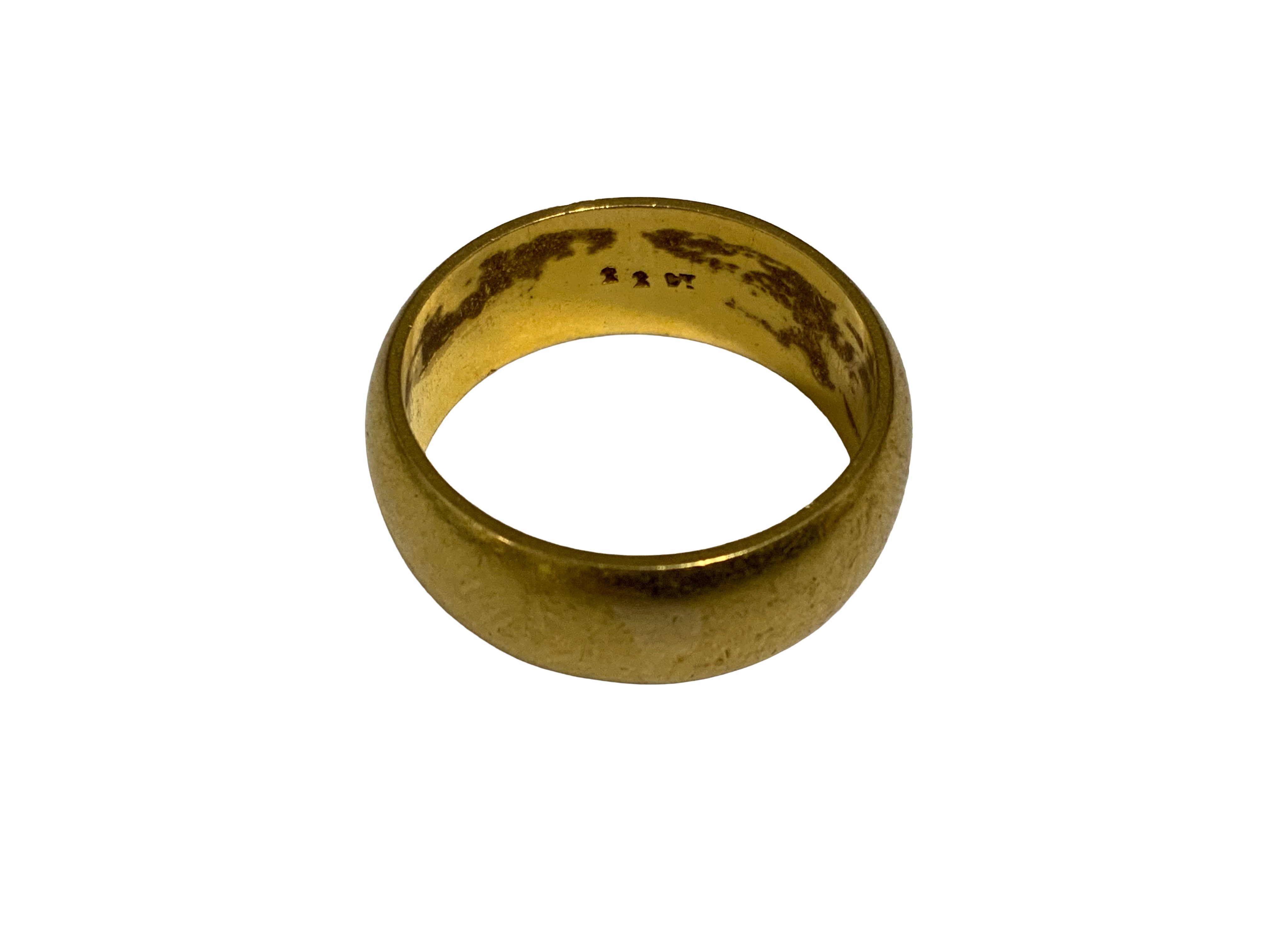 A heavy 22ct gold wedding band, 11.96g.