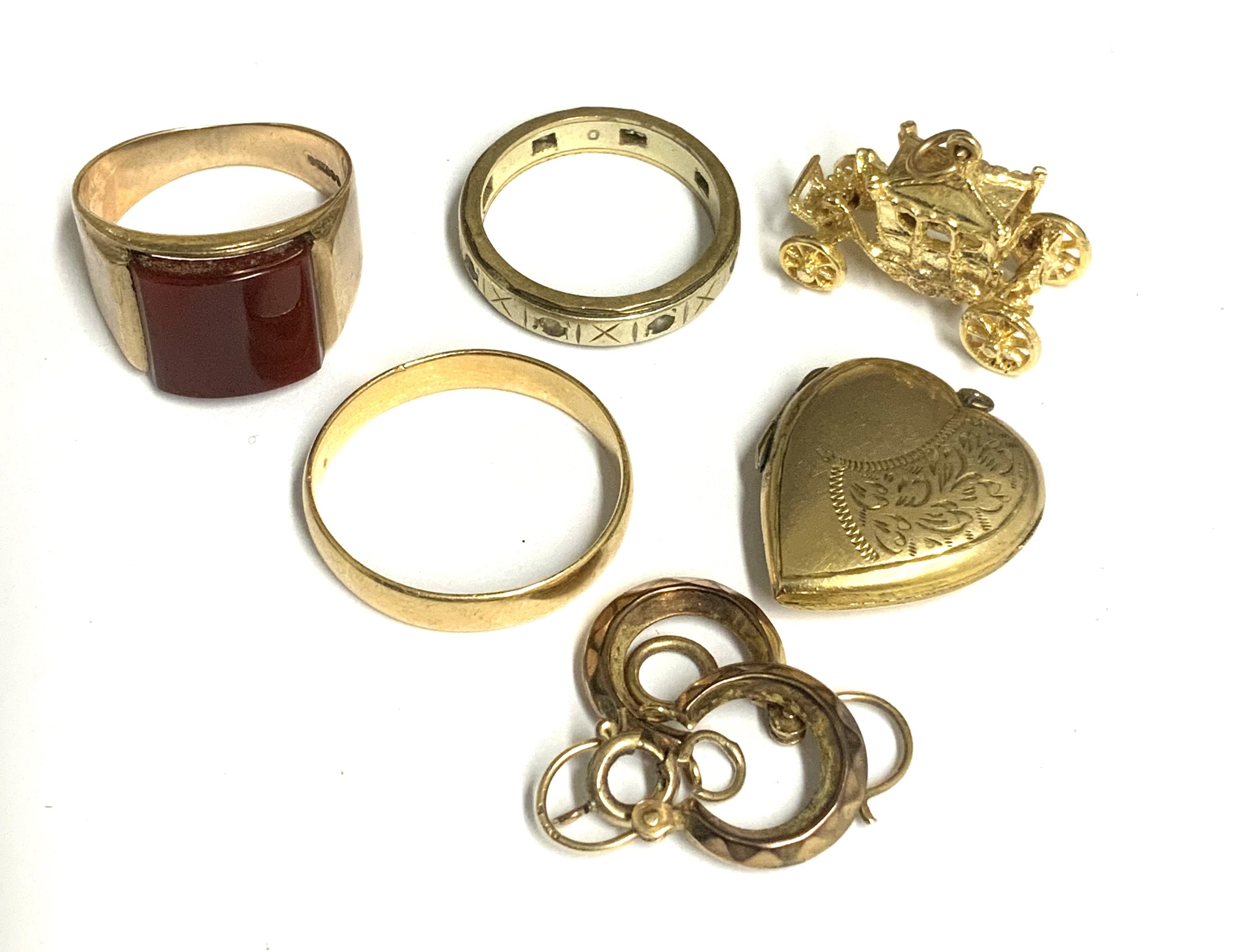 A small mi ed collection of jewellery to include a gents signet ring, wedding band, Eternity band, gold coronation coach etc