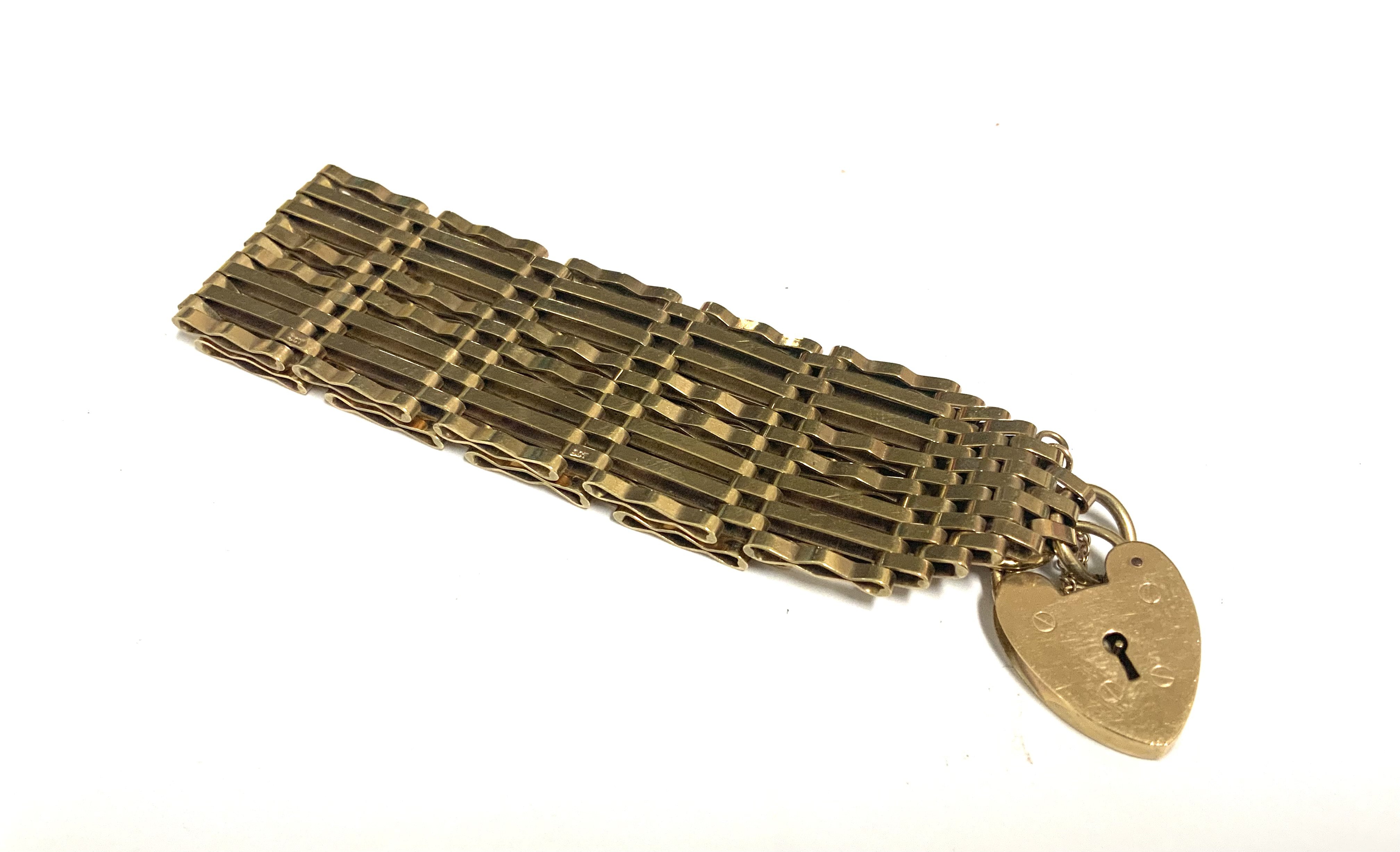 A heavy 9ct gold gate bracelet, 8 bar. 29.7g. 