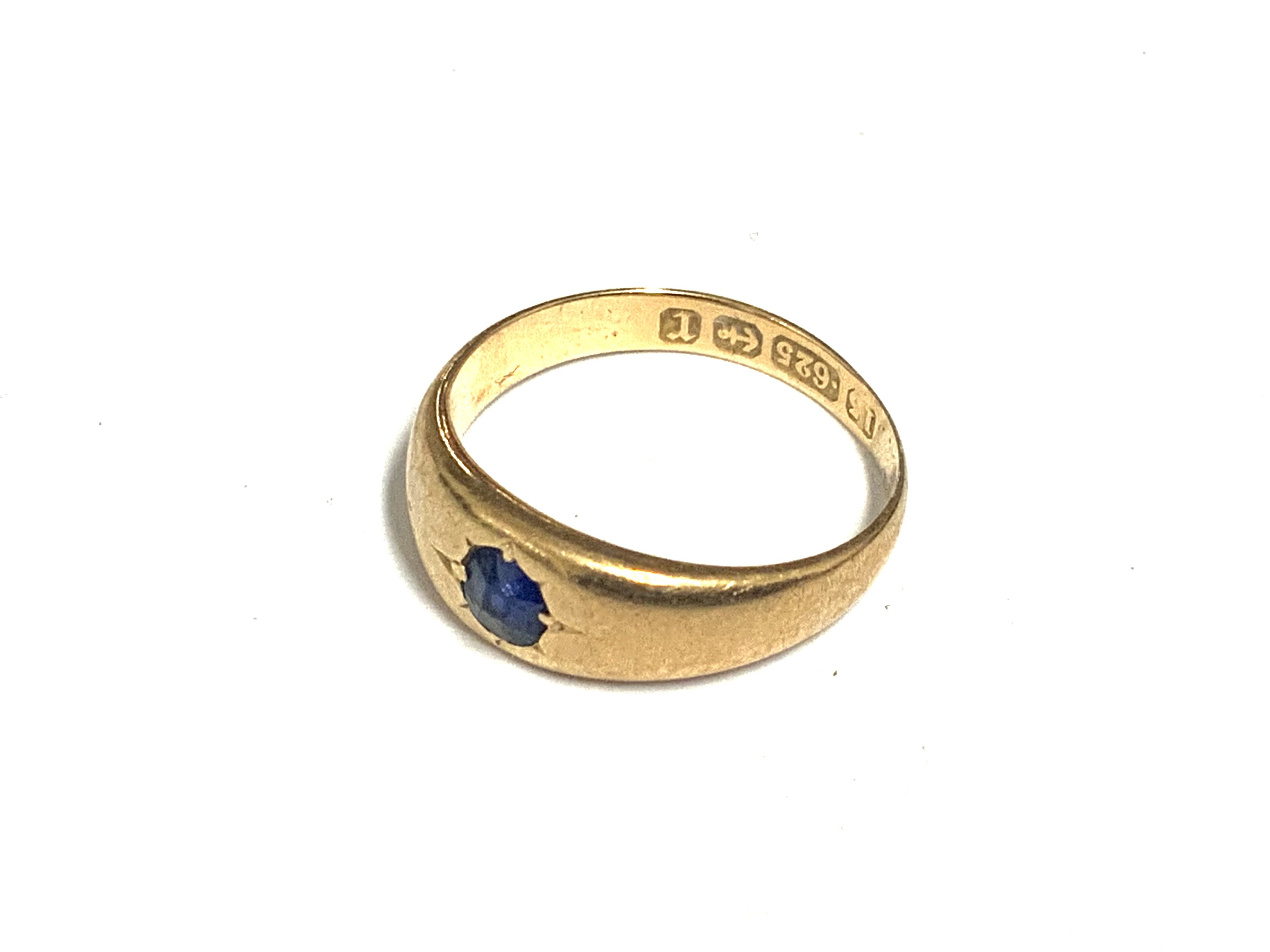 A small antique 15ct gold sapphire set ring, Size E.