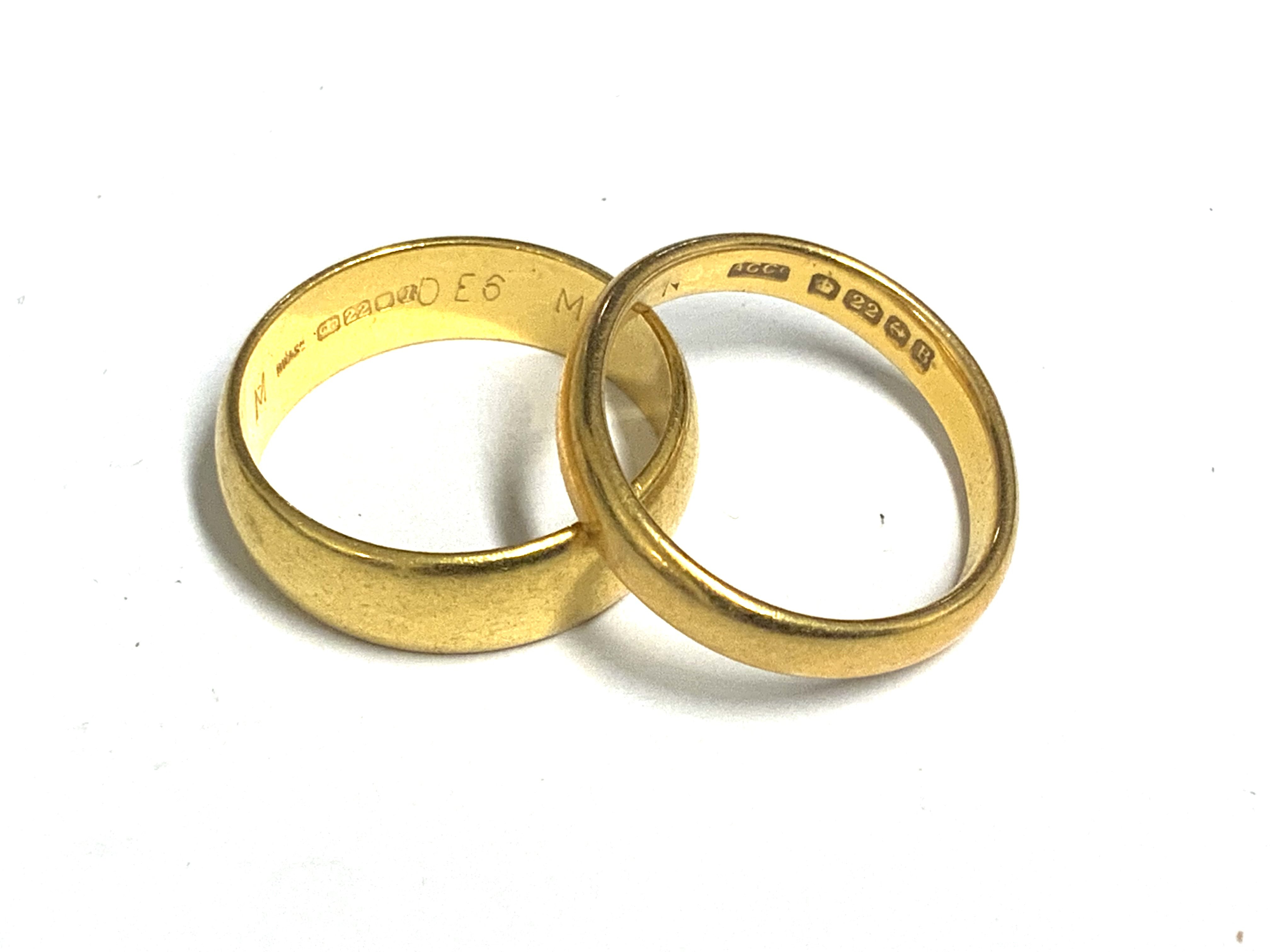2 22ct gold wedding bands, 9.5g