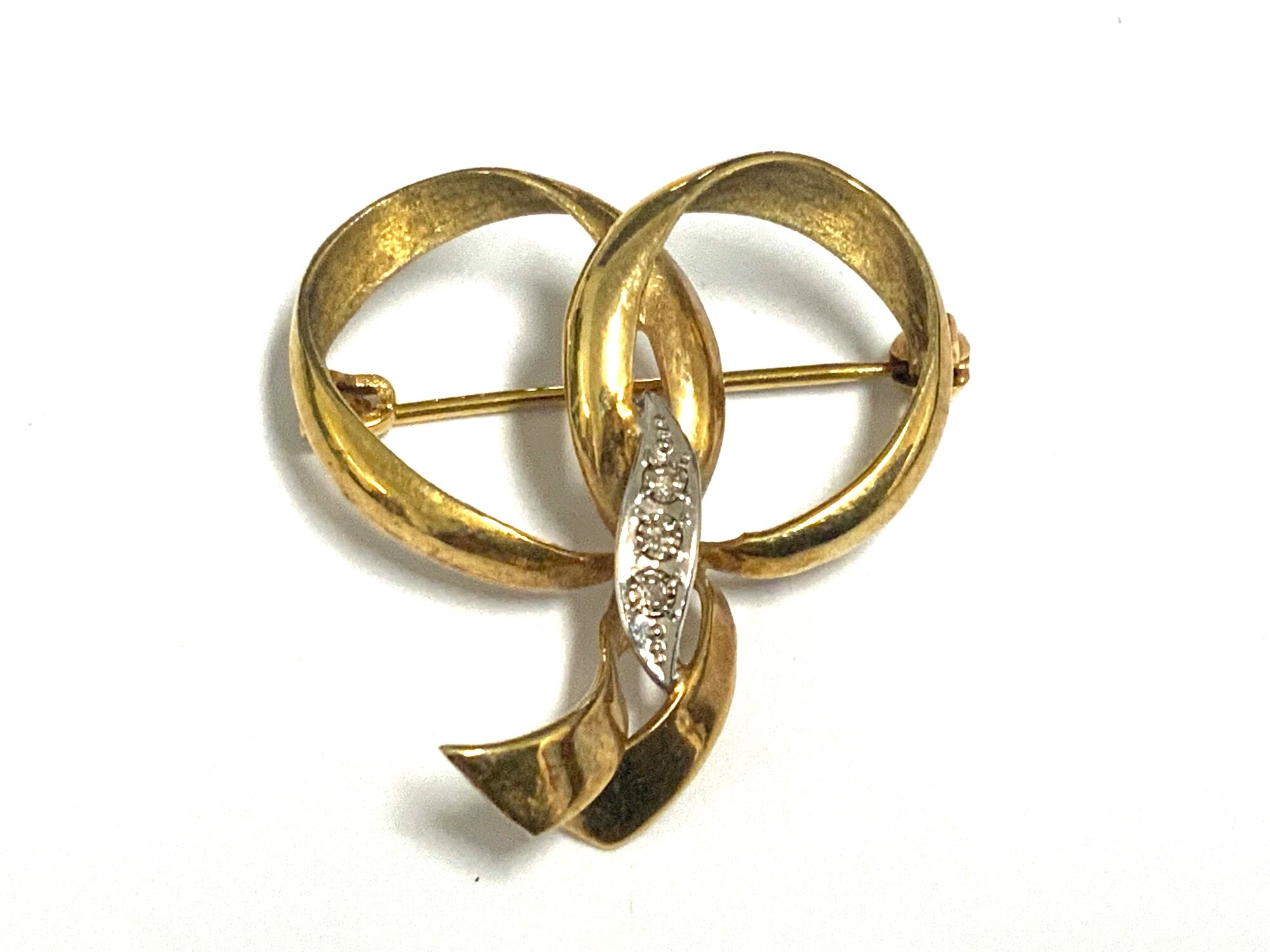 A 9ct gold brooch set with a small pattern of diamond chip stones, 4g