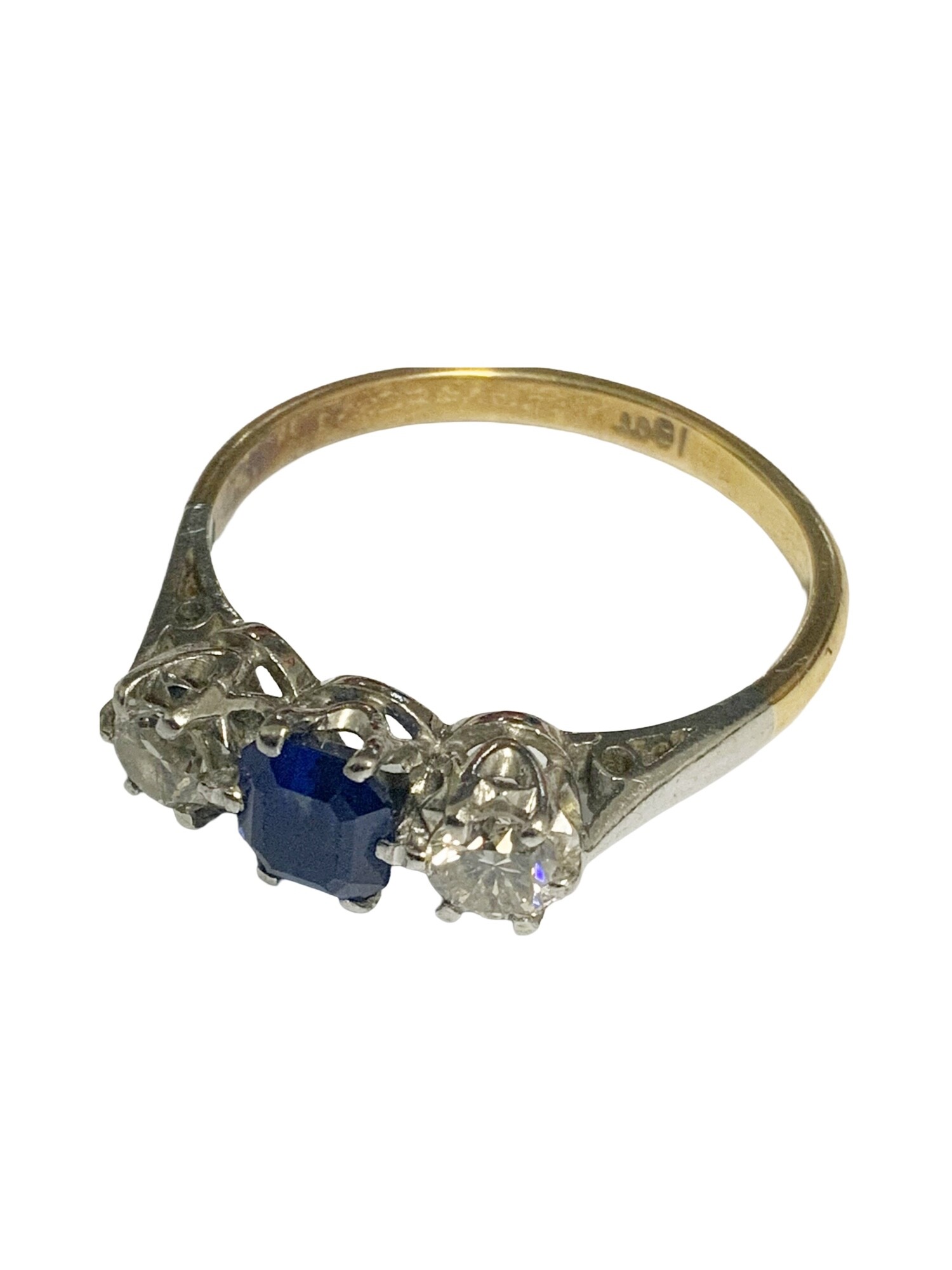 A vintage 18ct yellow gold and platinum 3 stone ring set with a single sapphire and 2 diamonds. Size O.