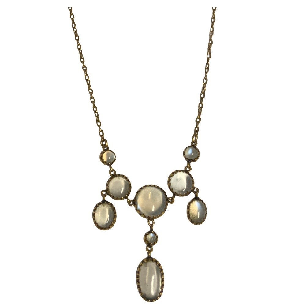 A fine quality 1940s gold and cabochon moonstone necklace. 7.22g