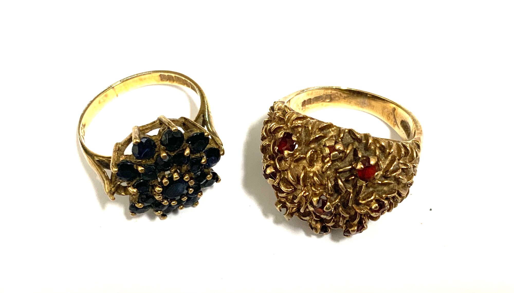 2 vintage 9ct gold stone set rings (stones missing).