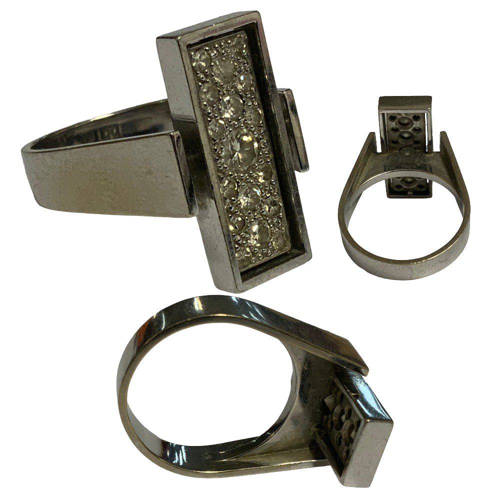 A heavy 18ct white gold ring inset with a pattern of brilliant cut diamonds, 10.7g (Size N).