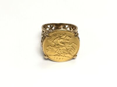 1907 half sovereign in a 9ct gold ring. 10.18g size O