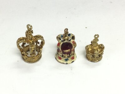 Three yellow metal crown pendants. 12.77g