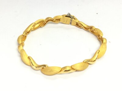 A 22ct (tested) gold bracelet. No hallmarks. 25.23g