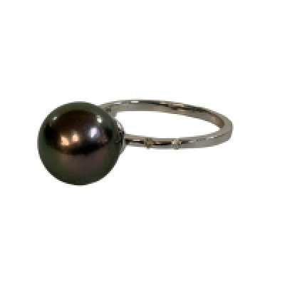 A 10K gold and large black pearl ring, 11mm. Size S.