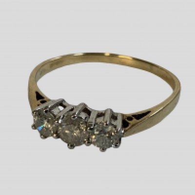 An 18ct yellow gold and platinum 3 stone ring, Size R.