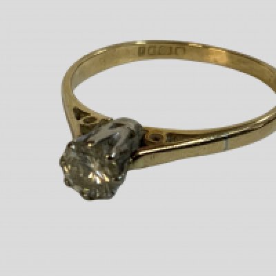 An 18ct yellow gold 0.25ct solitaire diamond ring, Size N