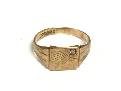 A 9ct gold signet ring set with a diamond chip, approx 3.7g and approx size U-V.