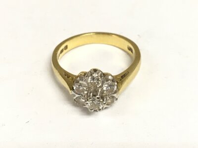 An 18ct gold diamond cluster daisy ring, approx 4.2g and approx size L-M.
