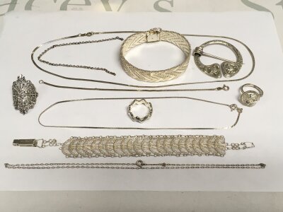 A mixed lot of silver jewellery.