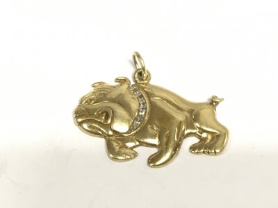 A gold pendant in the form of a bulldog, approx 8.5g.