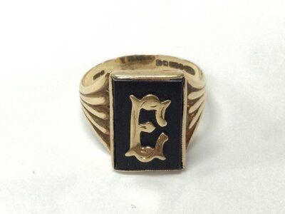 A 9ct gold gents ring with E. 5.28g and size T