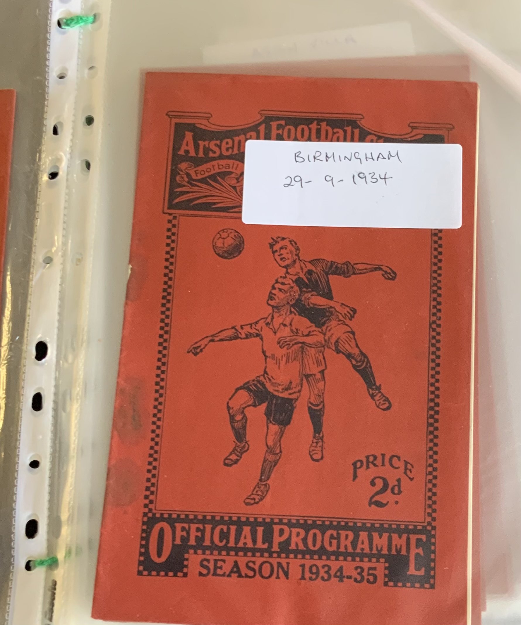 Arsenal 1934 - 1935 Complete Home Championship Season Football Programmes: Mainly good condition home programmes. Some with rusty or missing staples. Every League match to Include Leeds Blackburn Leicester Liverpool Aston Villa Middlesbrough Grimsby Newcastle Manchester City Sunderland Birmingham Derby Manchester City WBA Blackpool Huddersfield Tottenham Everton Chelsea. Complete of all 1st team league. (21)