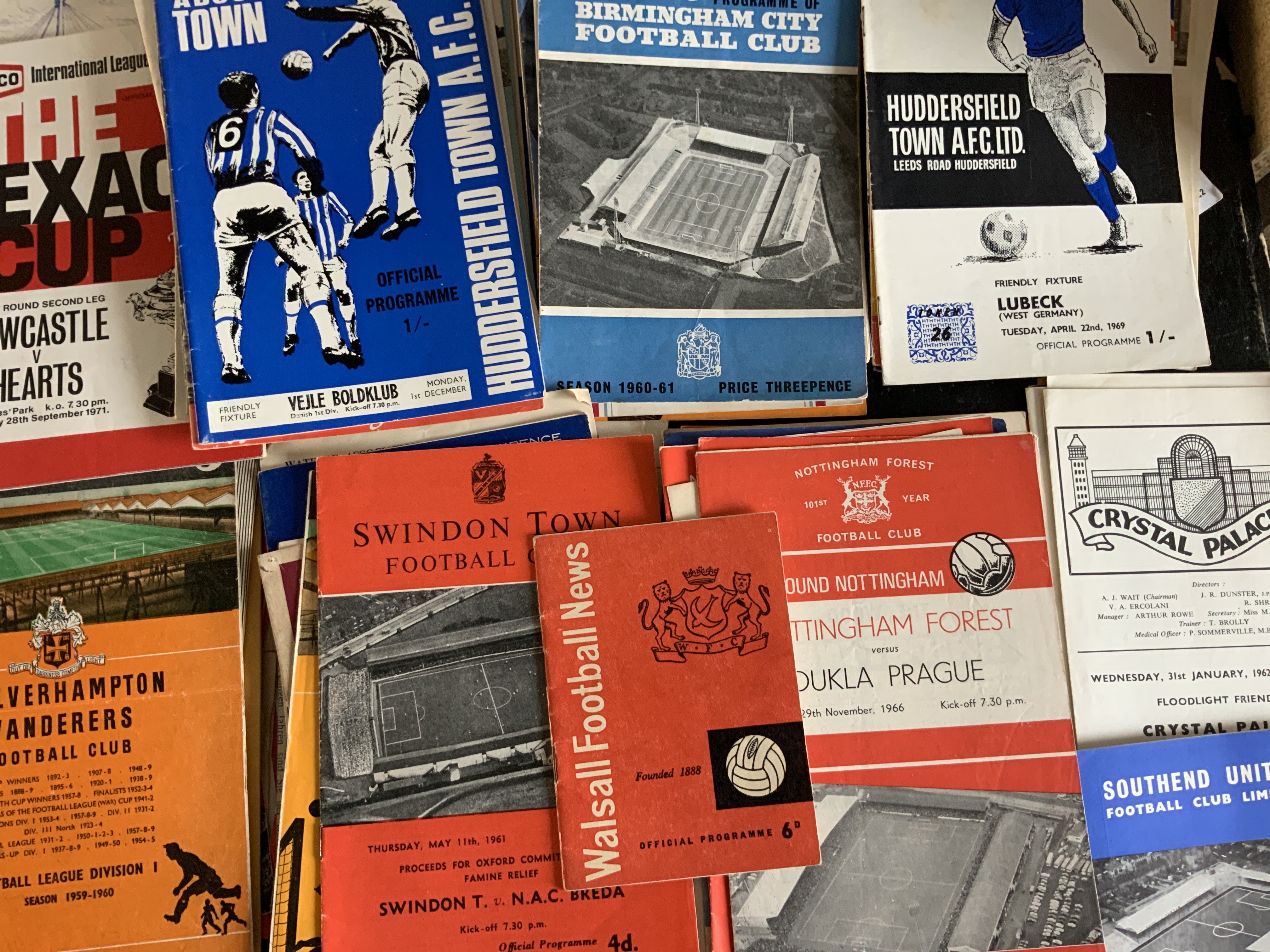 English Club v Foreign Club Football Programmes: 20 from the mid to late 50s to include 53/54 Doncaster v Wacker, Hull v Falkirk, Huddersfield v Independiente. C/W 100 from the 60s and a few 70s. Good with instructions to sell. (est 130)