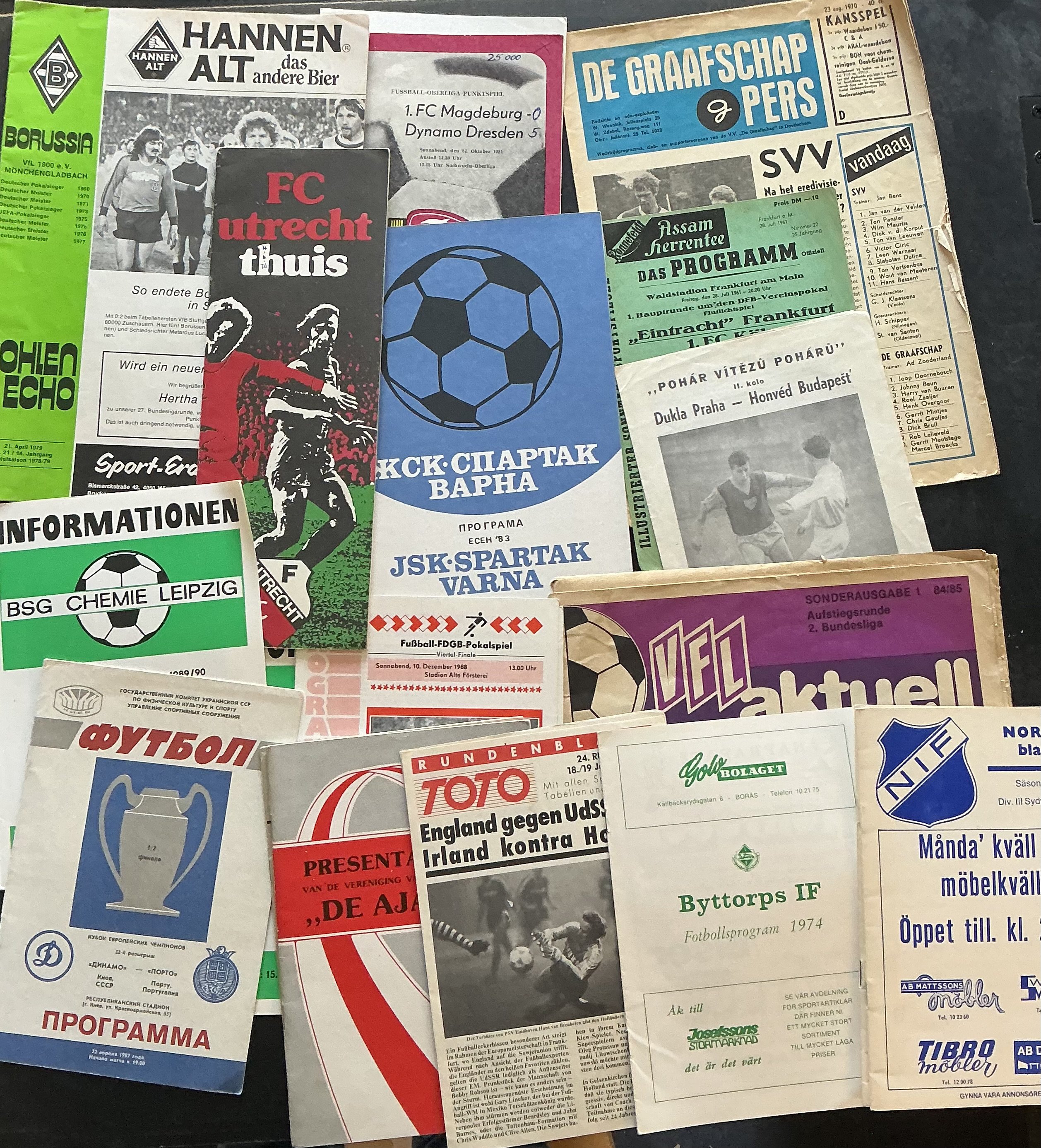 European + Worldwide Football Programmes: A collection of 95 all foreign clubs in European Competitions, domestic Leagues etc from the 1960s onwards. Includes East German, Dutch, French, Czech, USA, Australian representation plus others.