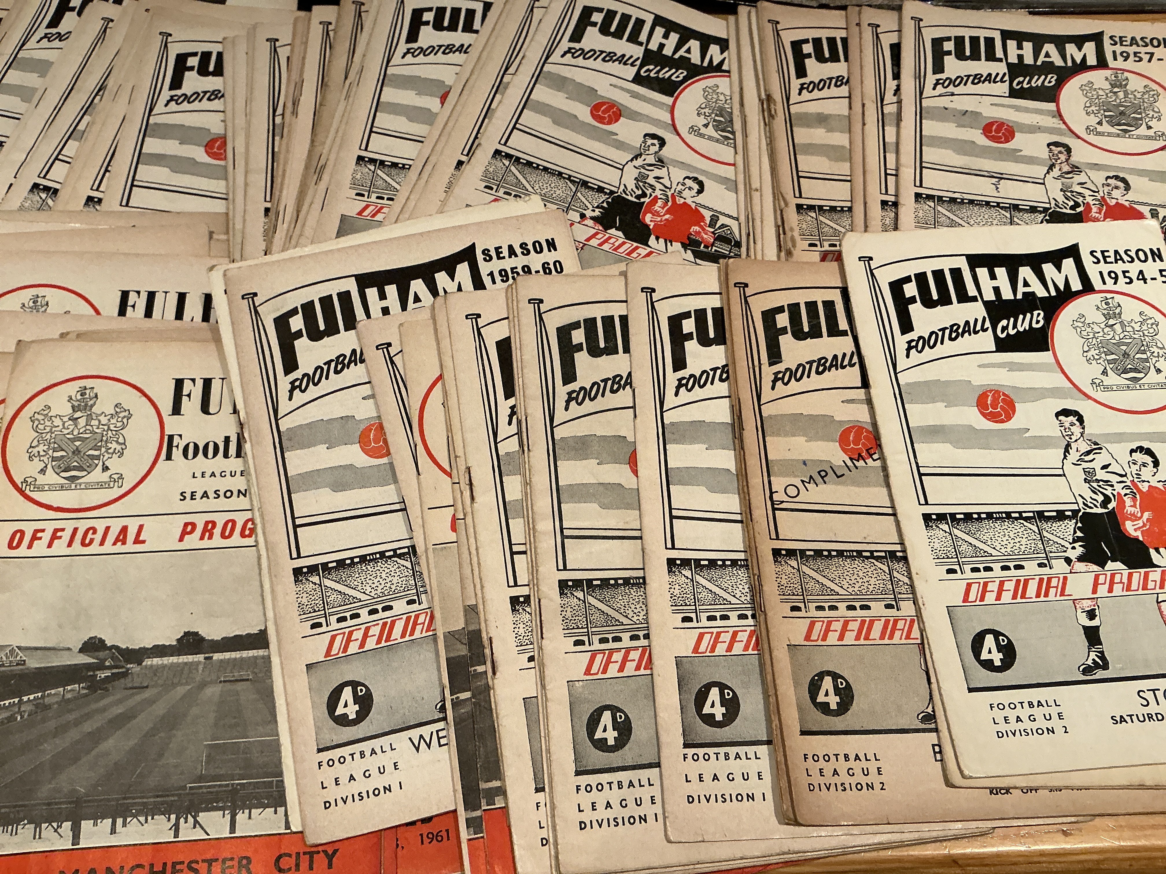 Fulham Home Football Programmes: 60 from the 50s then a further 61 from 60/61 + 61/62 in mainly good condition with duplication. (121)