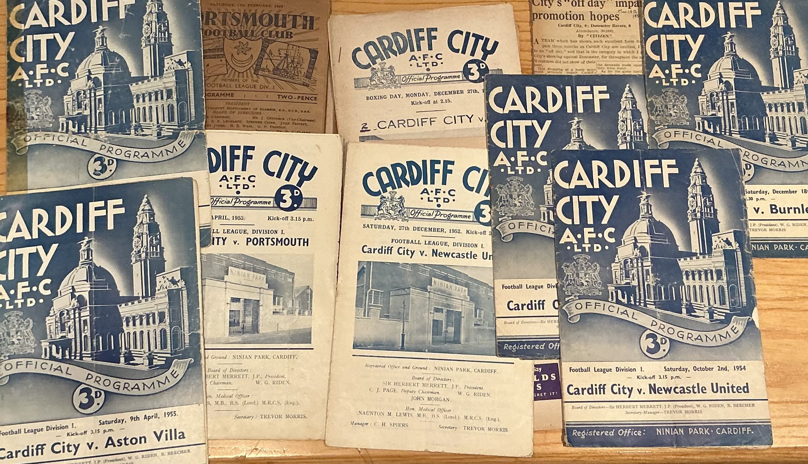 Cardiff City 1940s and early 1950s football programmes: Collection of 27 programmes in generally poor condition but do include comprehensive newspaper match reports. Instructions to sell. 
